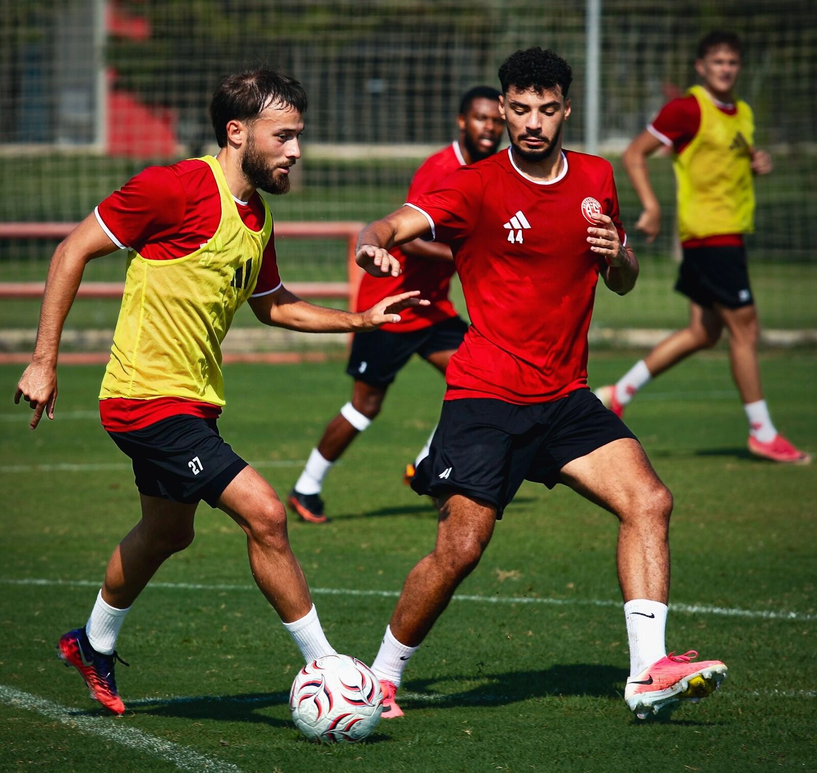 Antalyaspor’da Kaleci Ve Golcü Yok! Orta Sahaya Bir Takviye Daha (4)