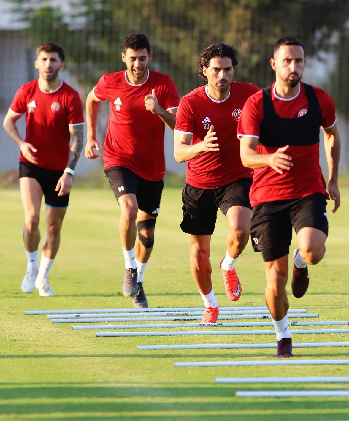 Antalyasporda Yasak Kalkiyor Kramer Bandirmada Sahada (2)