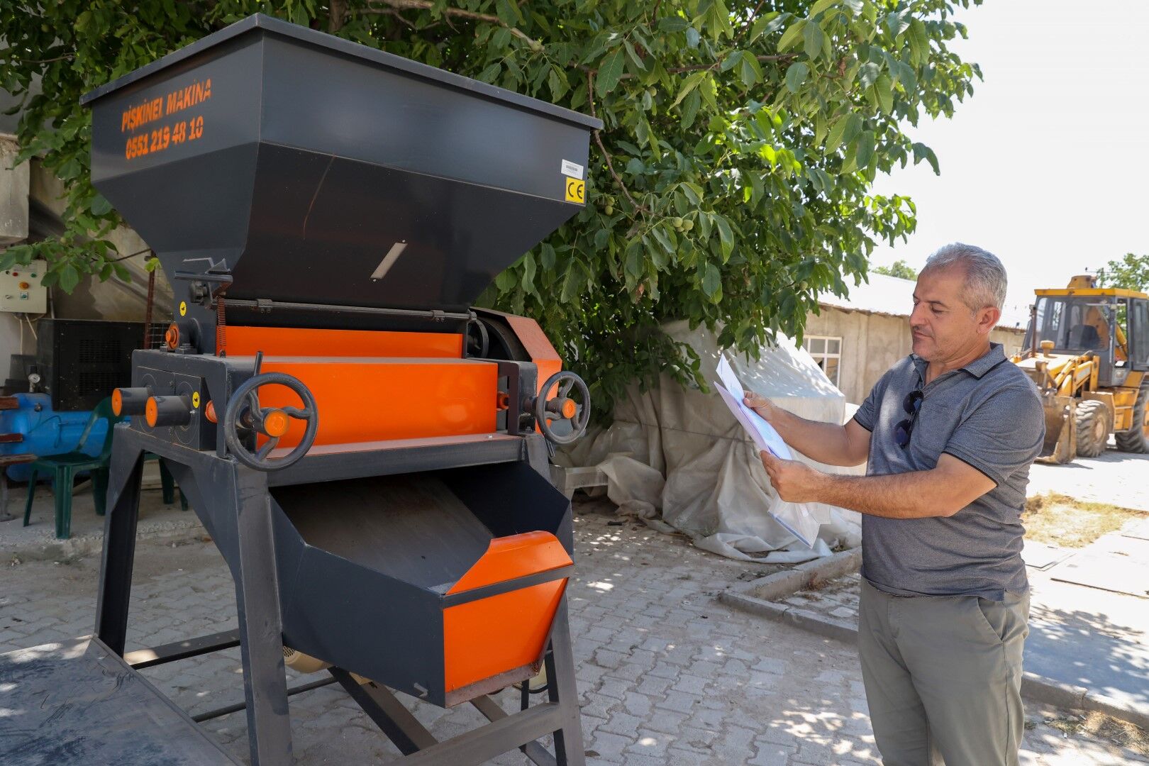 Büyükşehir’den Korkutelili Üreticiye Yem Ezme Makinesi Desteği (9) (Large)