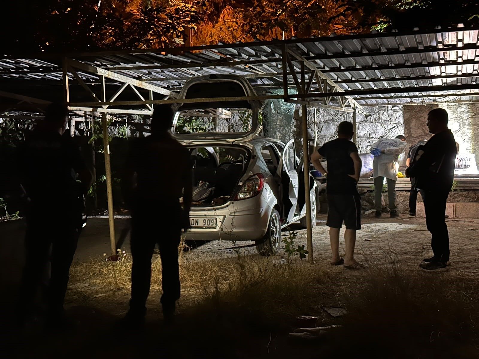 Isparta’da Park Halindeki Otomobilde Çakmak Gazı Tüpü Patladı (4)