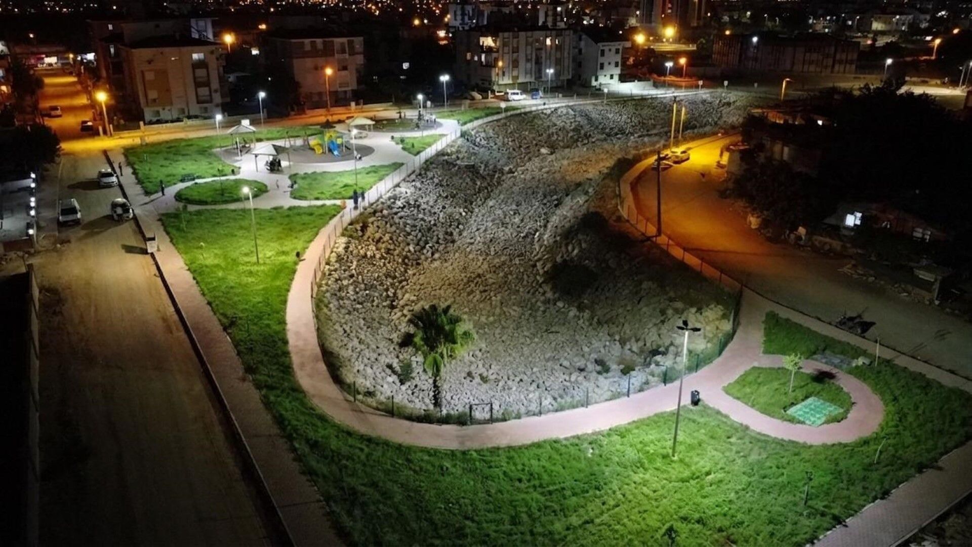 Kepez Belediyesi 100 Parkı Işıl Işıl Hale Getirdi (1)