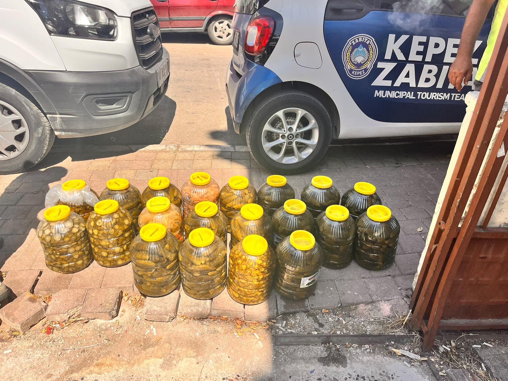 Kepez Belediyesi 152 Kilo Et Ve 20 Bidon Turşuya El Koydu (2)