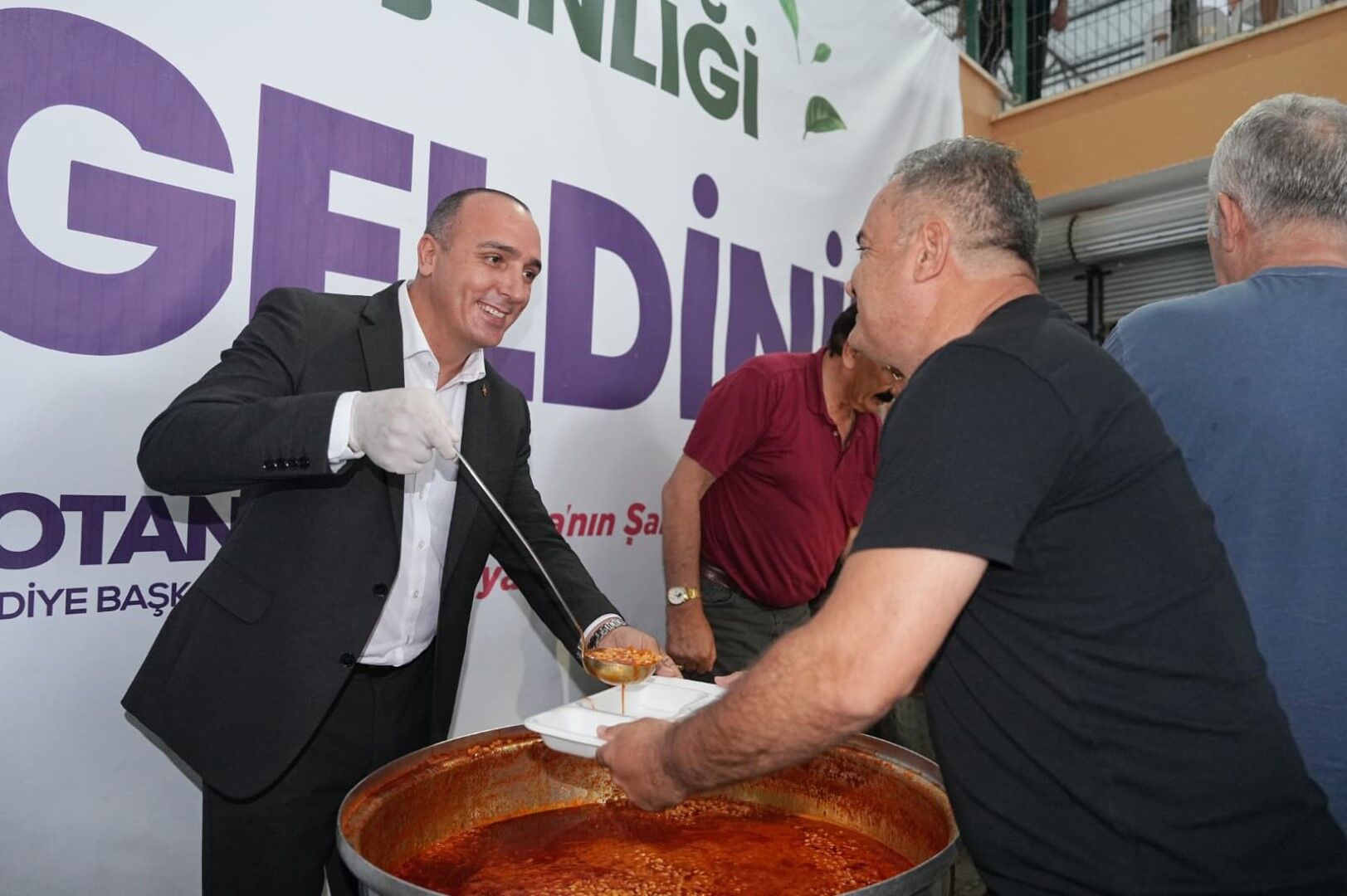 Konyaaltı Belediye Başkanı Cem Kotan Pişen Fasulyeleri Dağıttı (2)