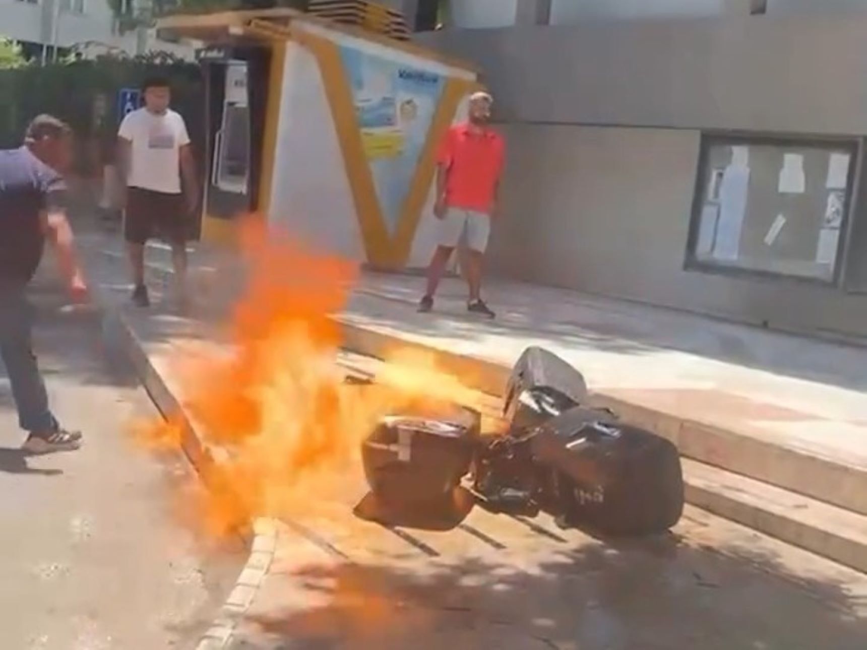 Manavgat Belediyesi’nin Önünde Korku Dolu Anlar! Faciadan Dönüldü (2)