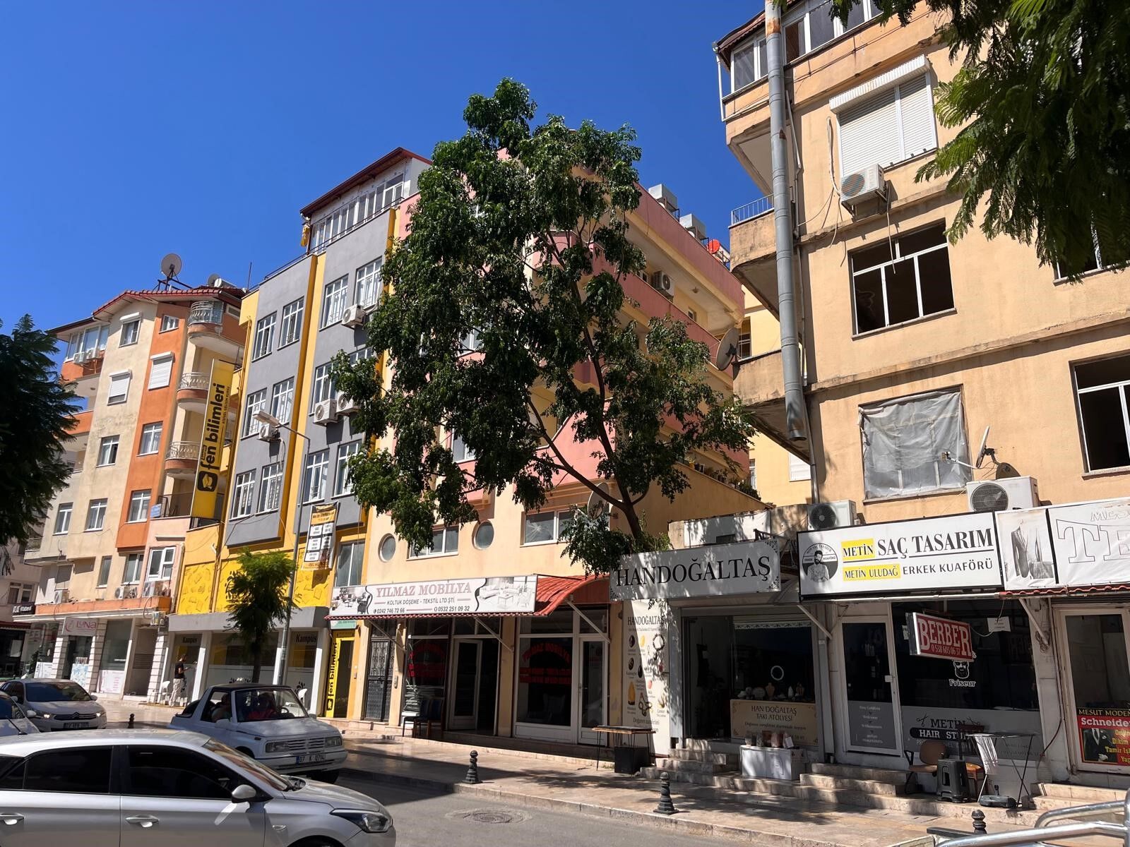 Manavgat’ta Fırtınanın Devirdiği Ağaç Yolu Trafiğe Kapattı (1)