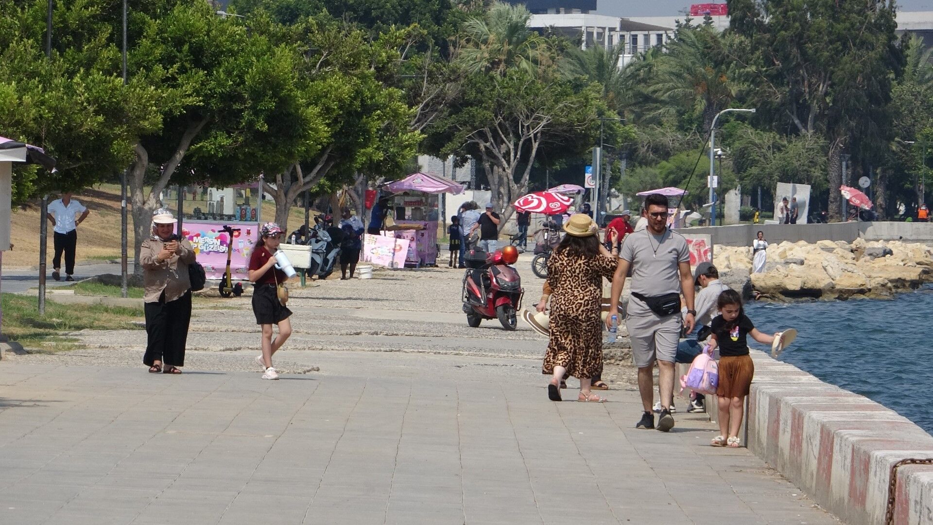 Mersin’de Halk Bunaldı Denize Koştu (4)