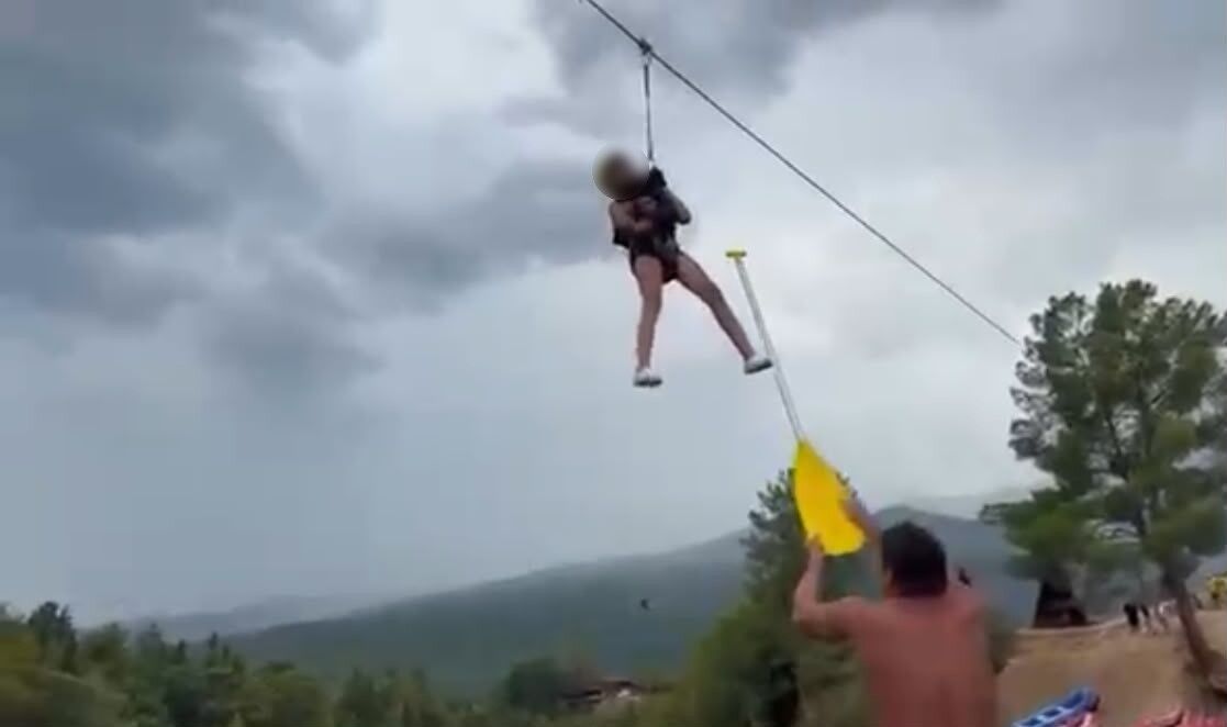 Kanyonda ziplinede asılı kalan turist çocuğu rafting rehberi kurtardı