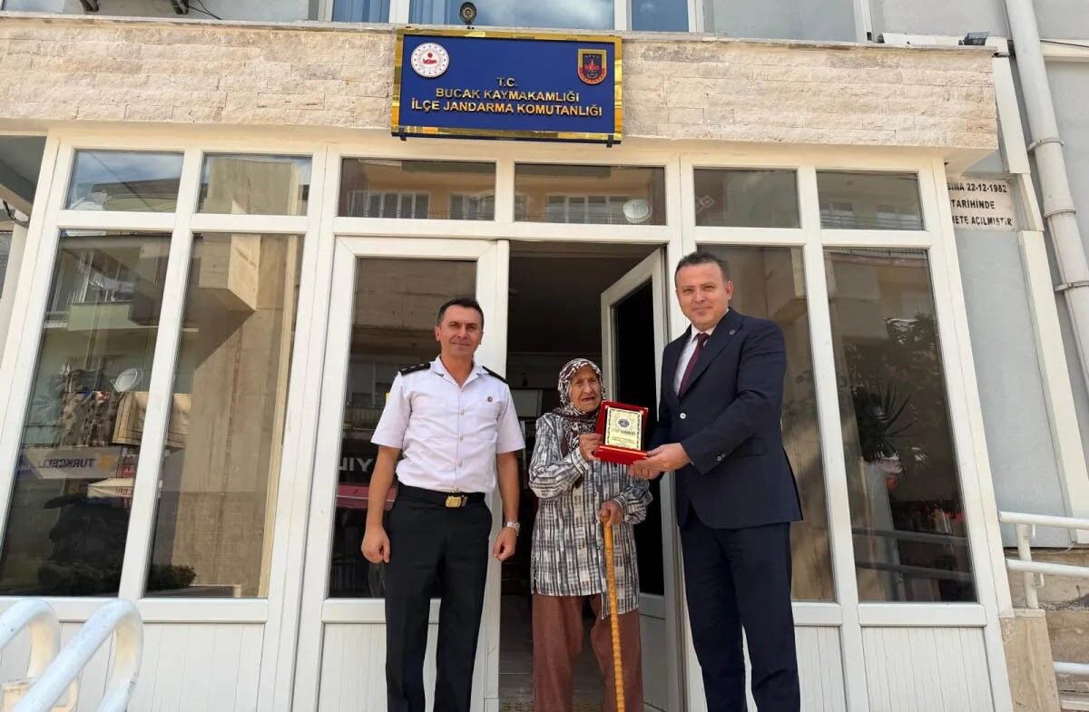 Simit Satarak Antalya’da Aldıkları Daireyi Jandarmaya Bağışladılar (4)