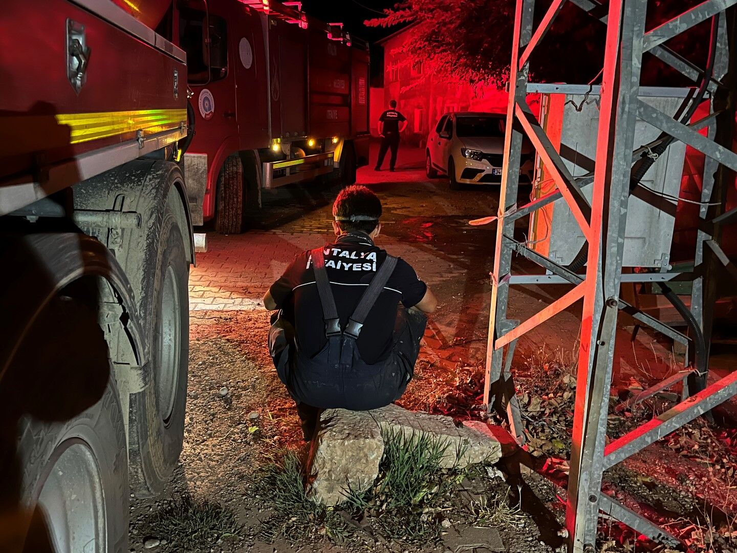 Yangında Yemleri, Iki Ahırı Yandı Ve Ineği Telef Oldu (1)
