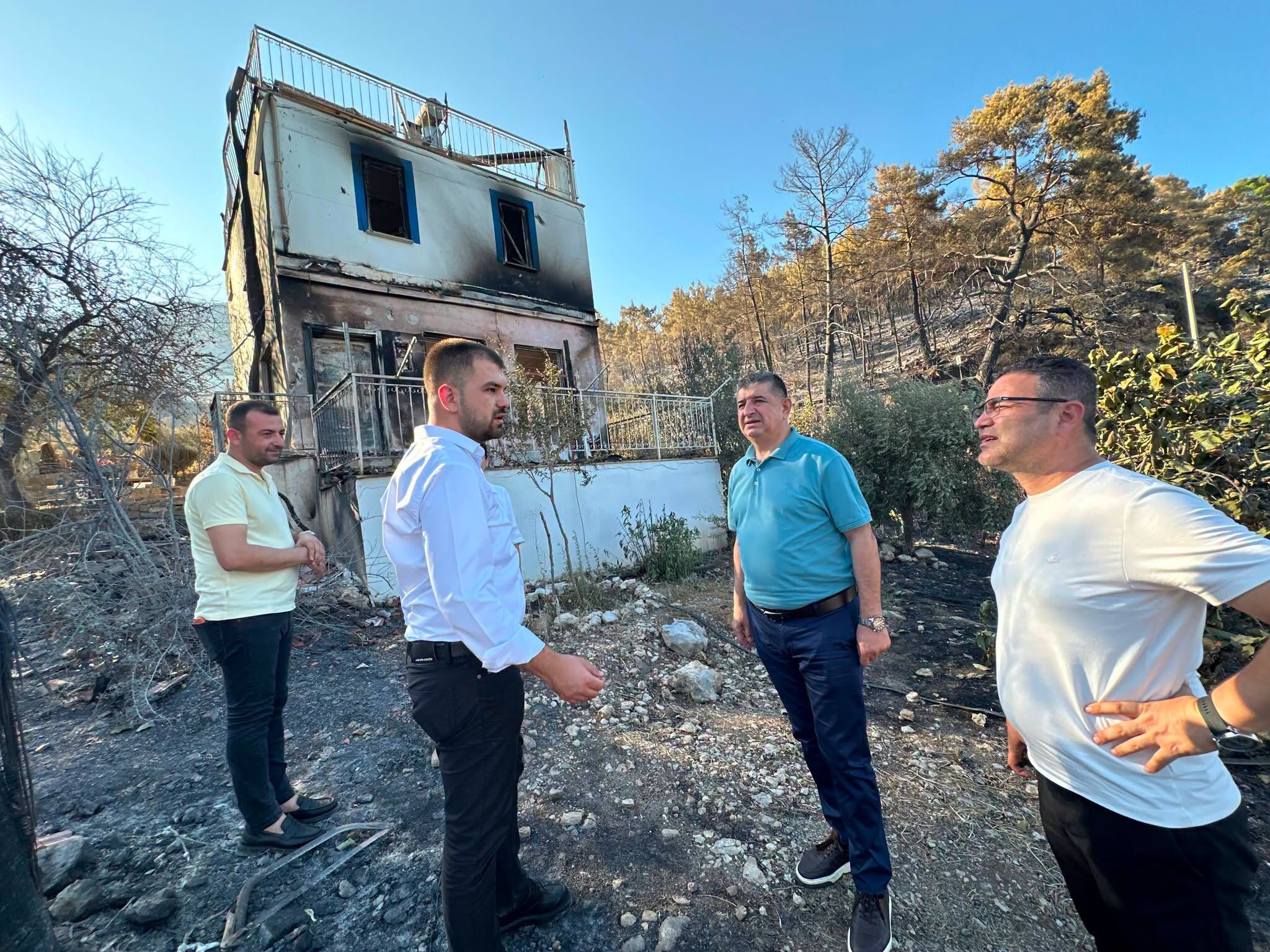 Yeni Parti'li Av. Cavit Arı Yangından Etkilenen Vatandaşları Ziyaret Etti (2)