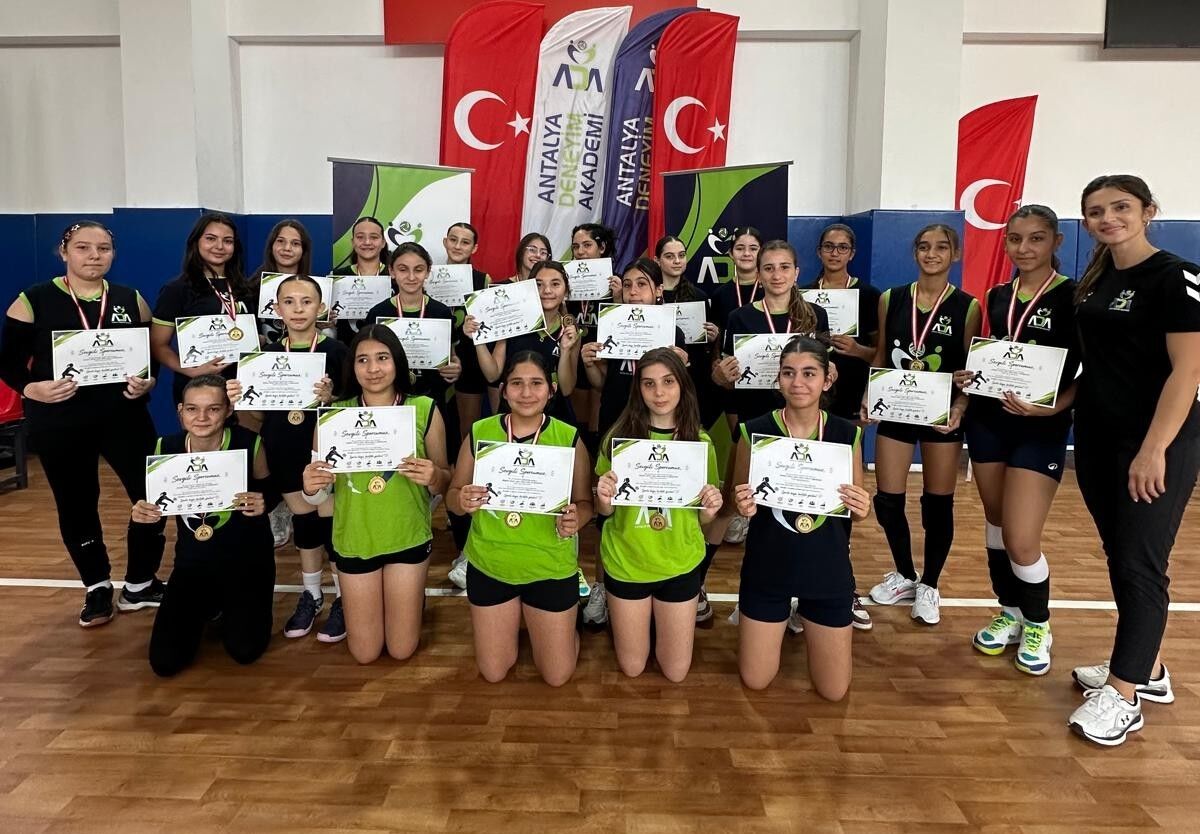 Ada Voleybol’da Yaz Kursu Coşkusu! Özkaynak Sporcularıyla 8 Ayrı Lige Katılacaklar (4)