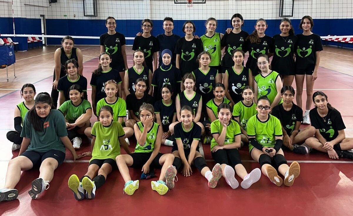 Ada Voleybol’da Yaz Kursu Coşkusu! Özkaynak Sporcularıyla 8 Ayrı Lige Katılacaklar (5)