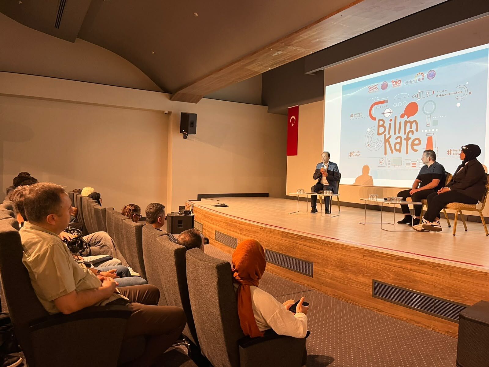 Akdeniz Bilim Kafe’de ‘Gazze’de Üniversitenin Geleceği’ Konuşuldu (4)