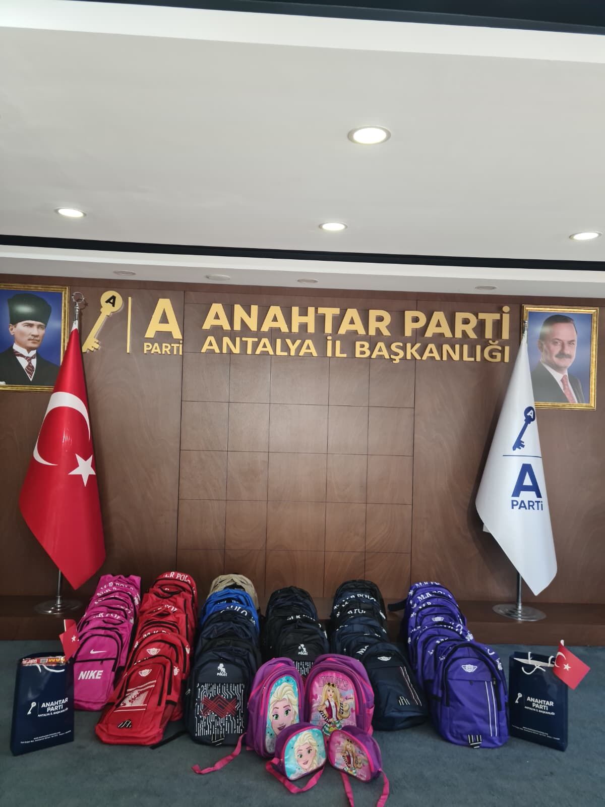 Anahtar Parti Antalya’dan Öğrencilere Okul Çantası Desteği