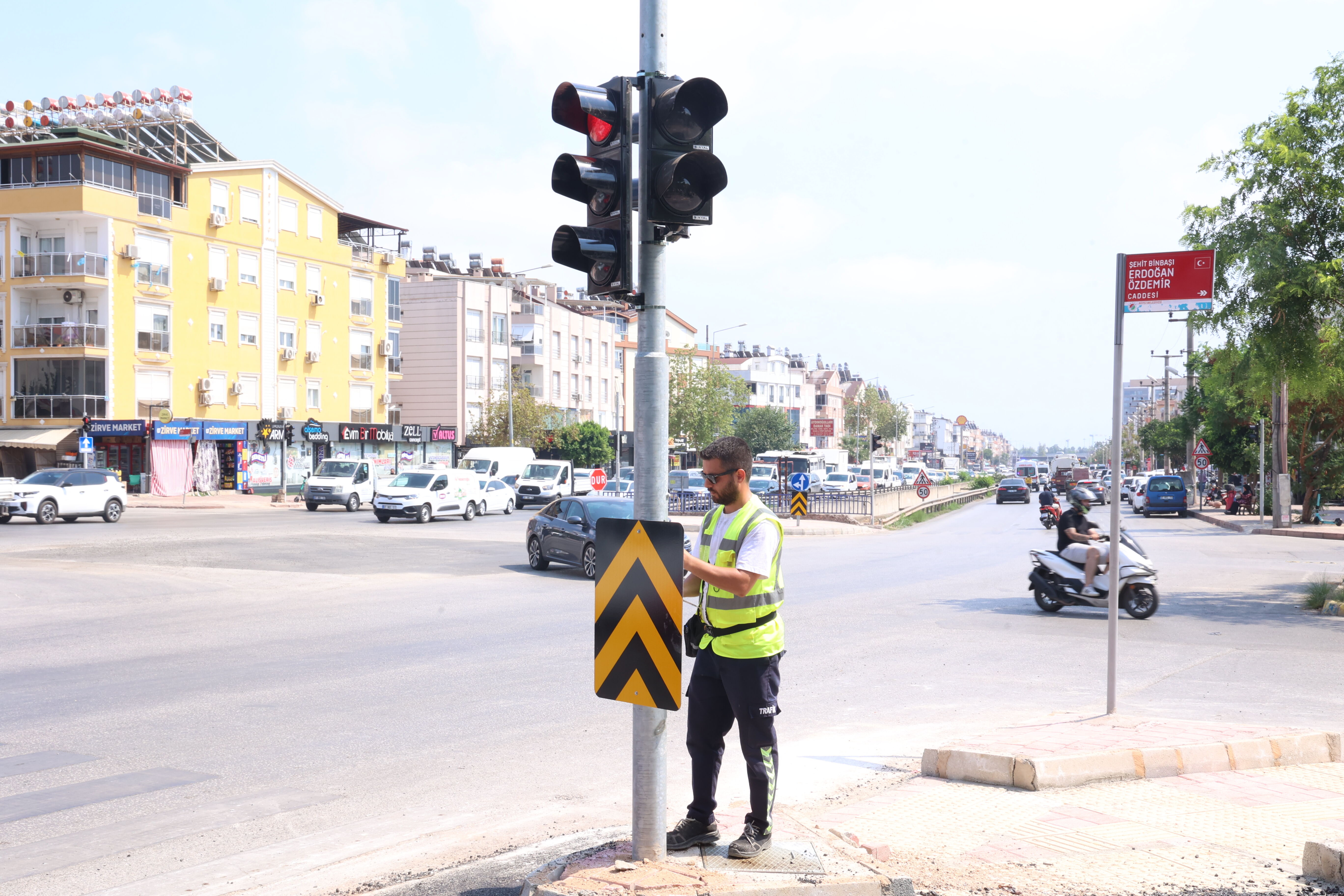 Antalya Büyükşehir Belediyesi Bin 347 Trafik Işaret Levhası Ile 57 Sinyalize Kavşak Yenilendi (2)-1