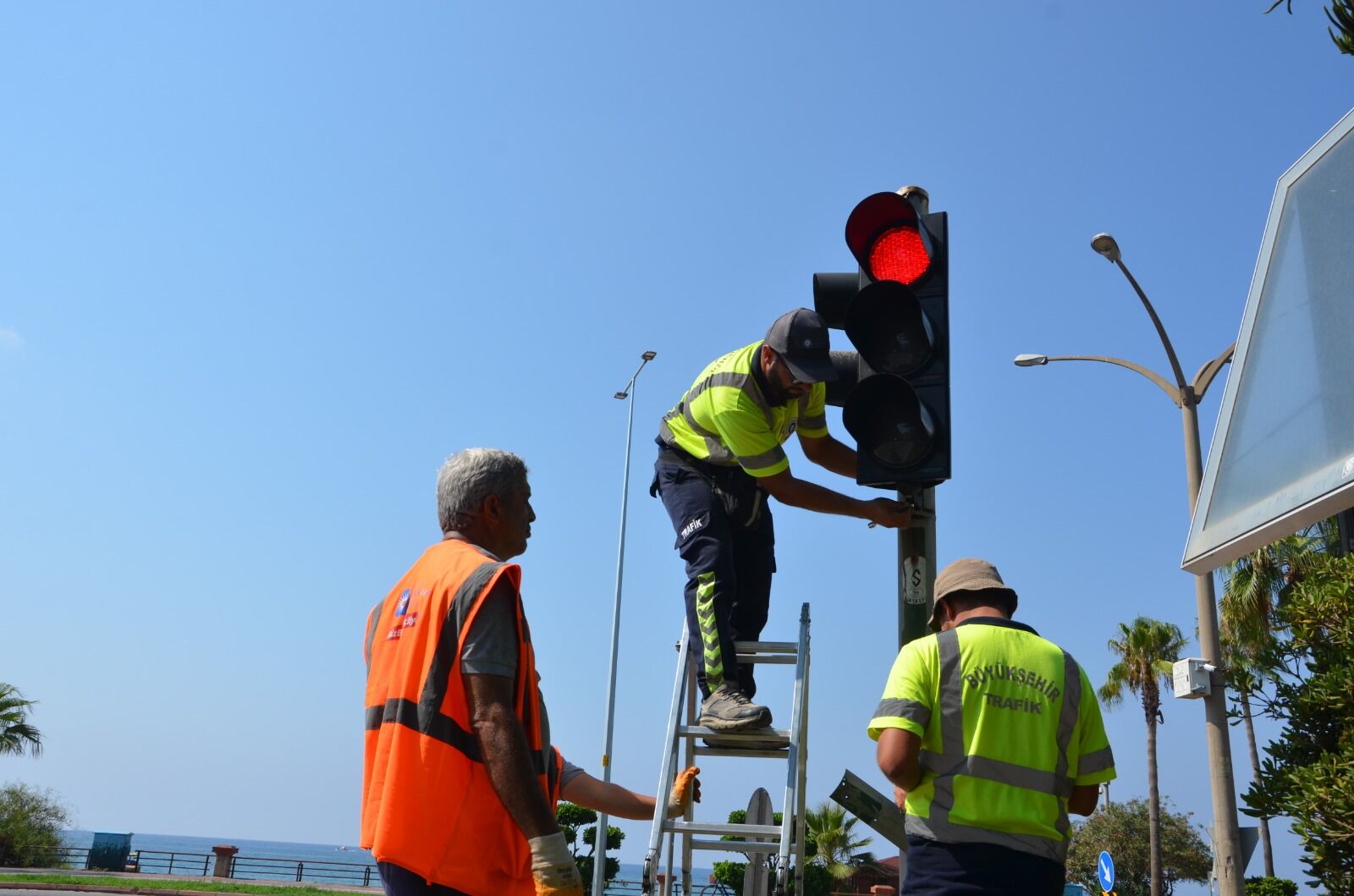 Antalya Büyükşehir Belediyesi Bin 347 Trafik Işaret Levhası Ile 57 Sinyalize Kavşak Yenilendi (3)
