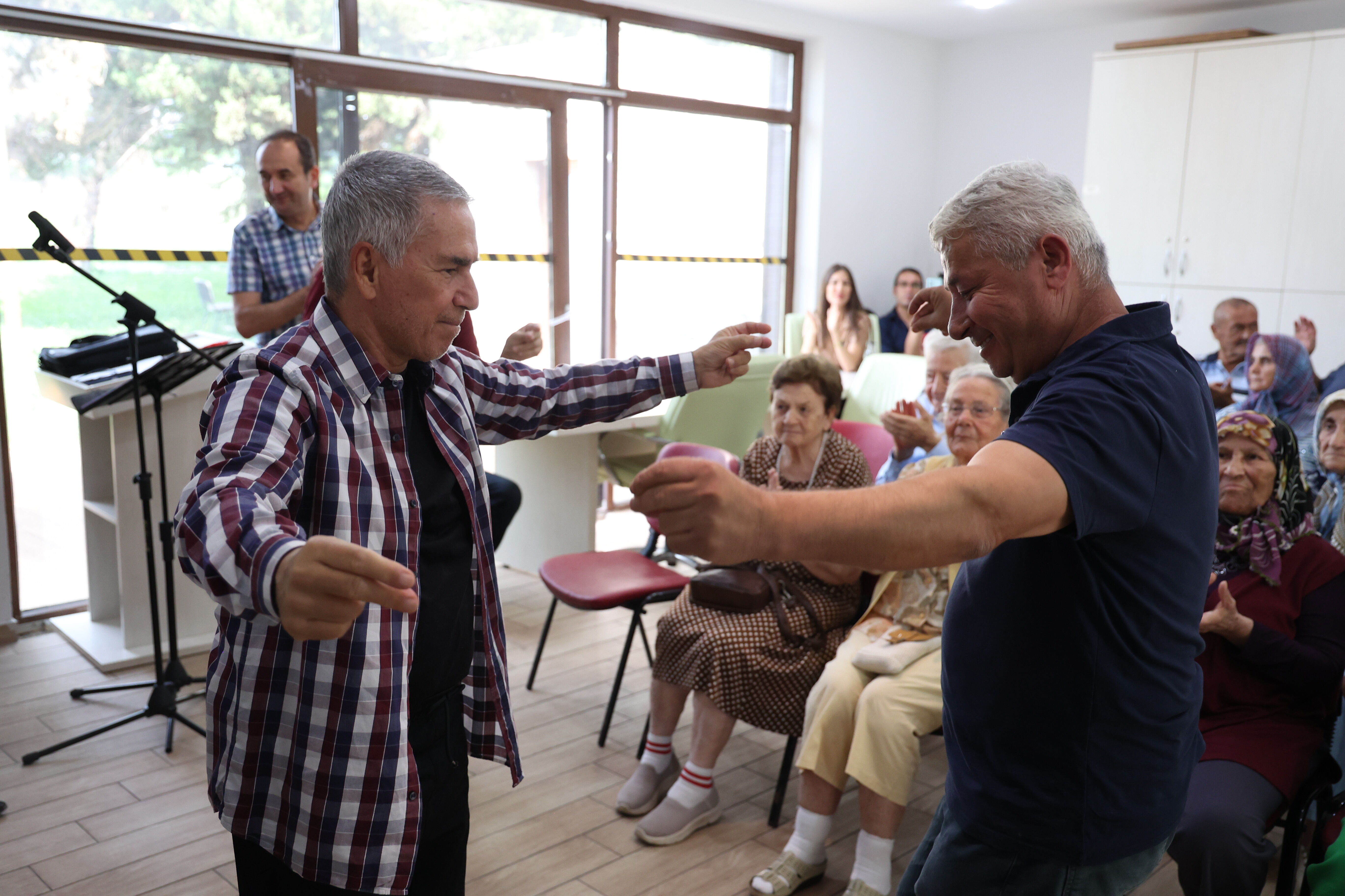 Antalya Büyükşehir Belediyesi Mavi Ev’de Moralleri Tazeledi (8)