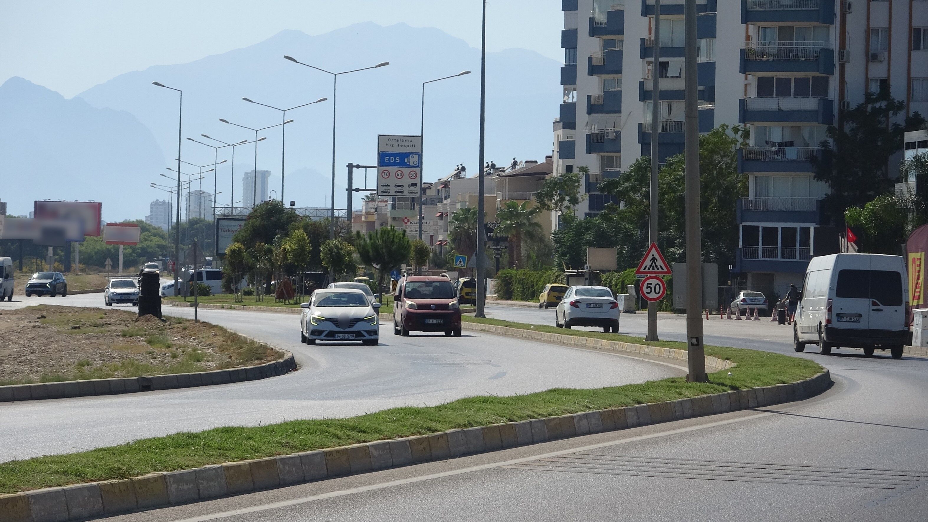 Antalya’da Aynı Viraj Yine Can Aldı! 21 Yaşındaki Genç Yaşamını Yitirdi (2)
