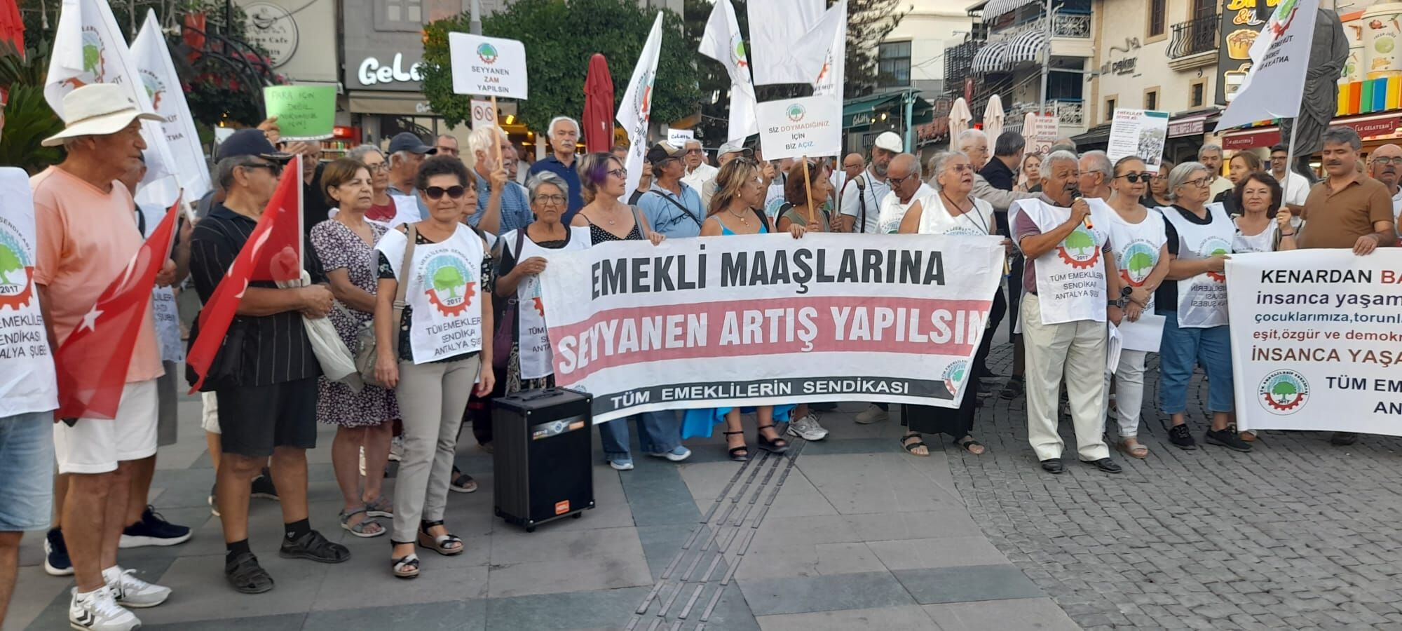 Antalyada Emeklilerin Seyyanen Zam Isyani (2)