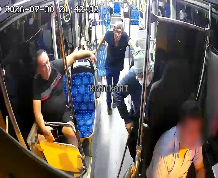 Antalya’da Ilginç Denetim! Başkan, Yaşlı Adam Kılığına Girip Otobüsleri Inceledi (1)