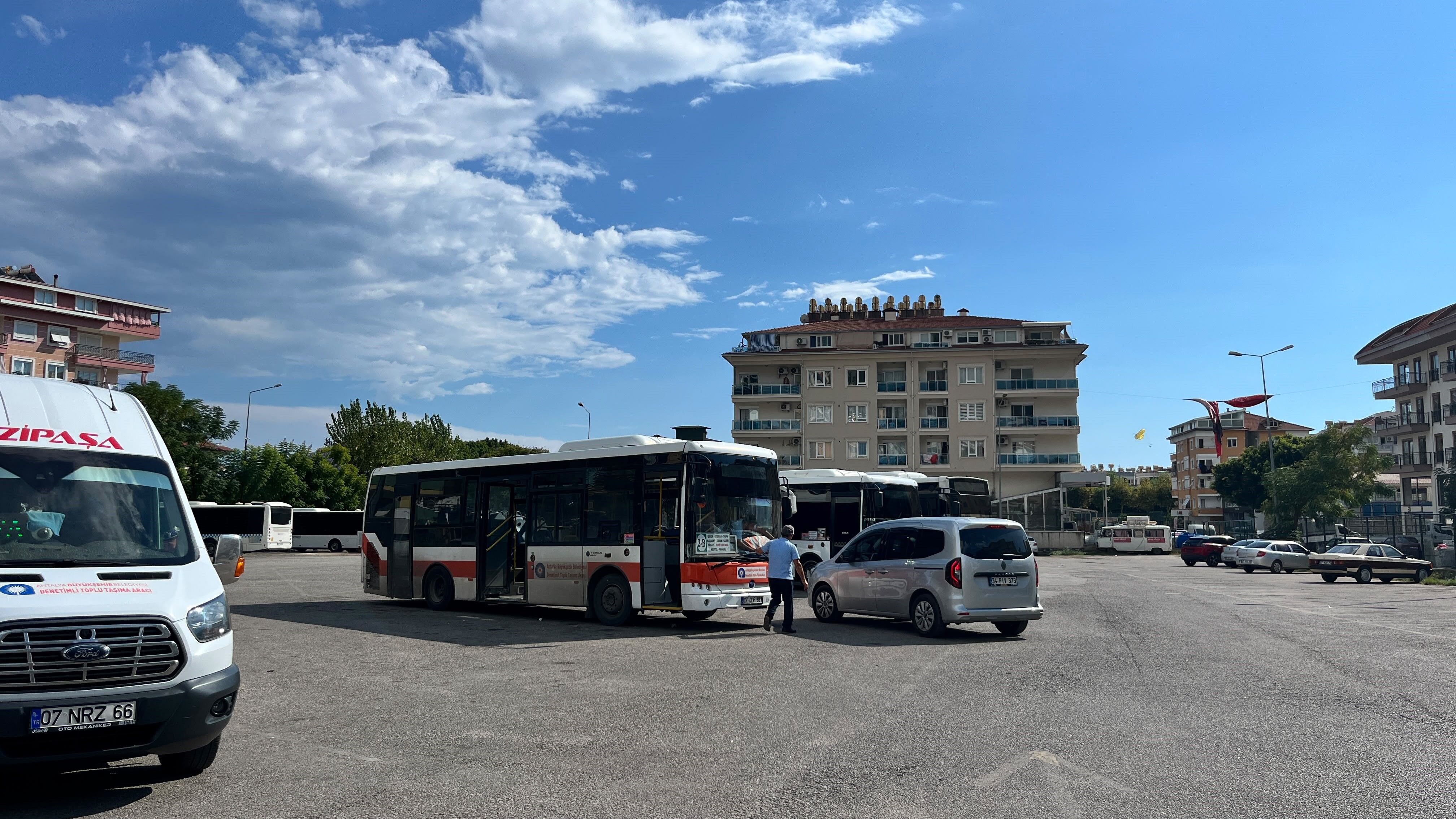Antalya’da Ilginç Denetim! Başkan, Yaşlı Adam Kılığına Girip Otobüsleri Inceledi (4)