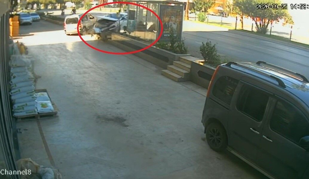 Antalya’da Ilginç Kaza! Parçalanan Otomobilin Direksiyonundan Yürüyerek Indi (1)