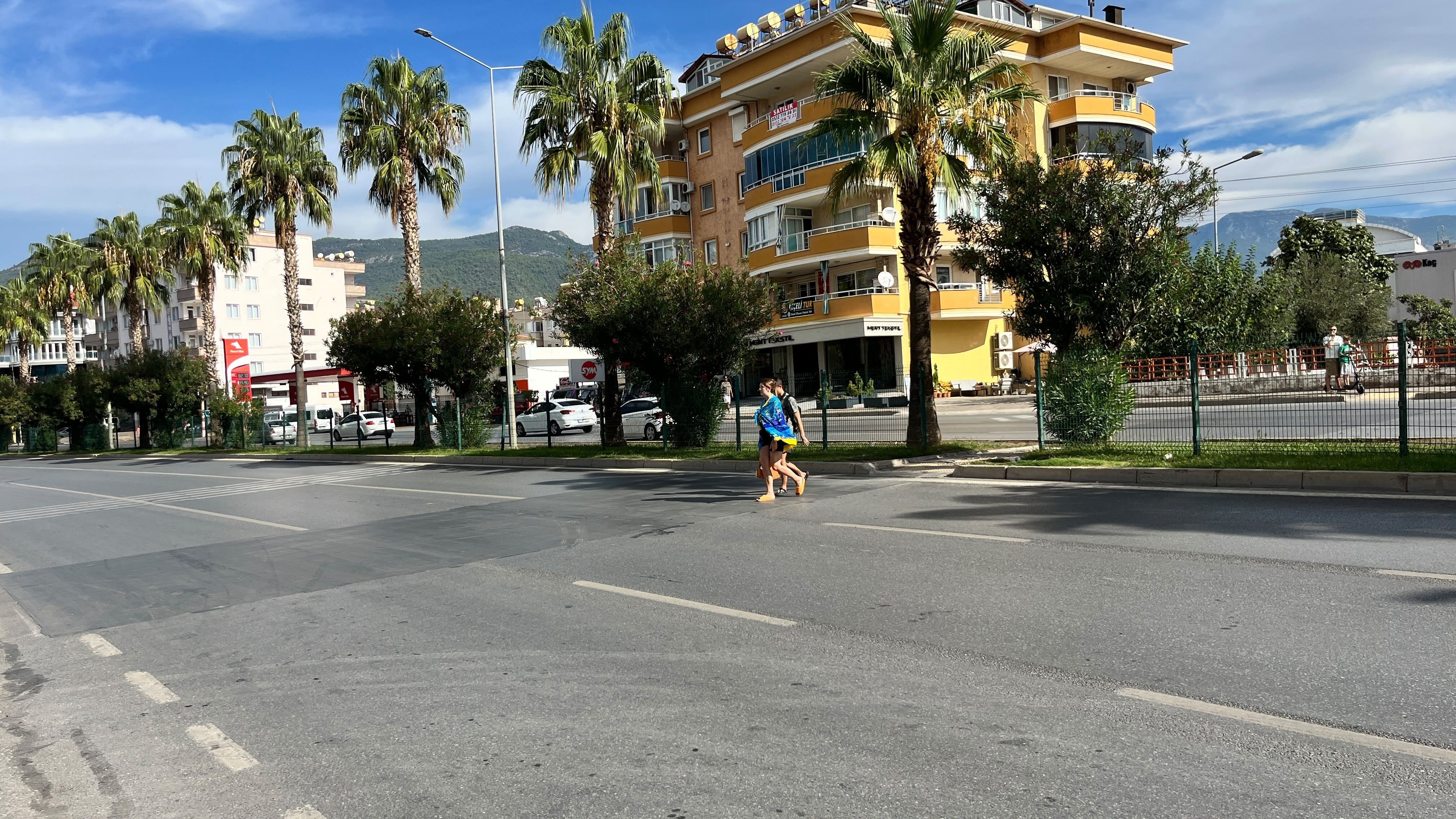Antalya’da Ilginç Kaza! Parçalanan Otomobilin Direksiyonundan Yürüyerek Indi (3)