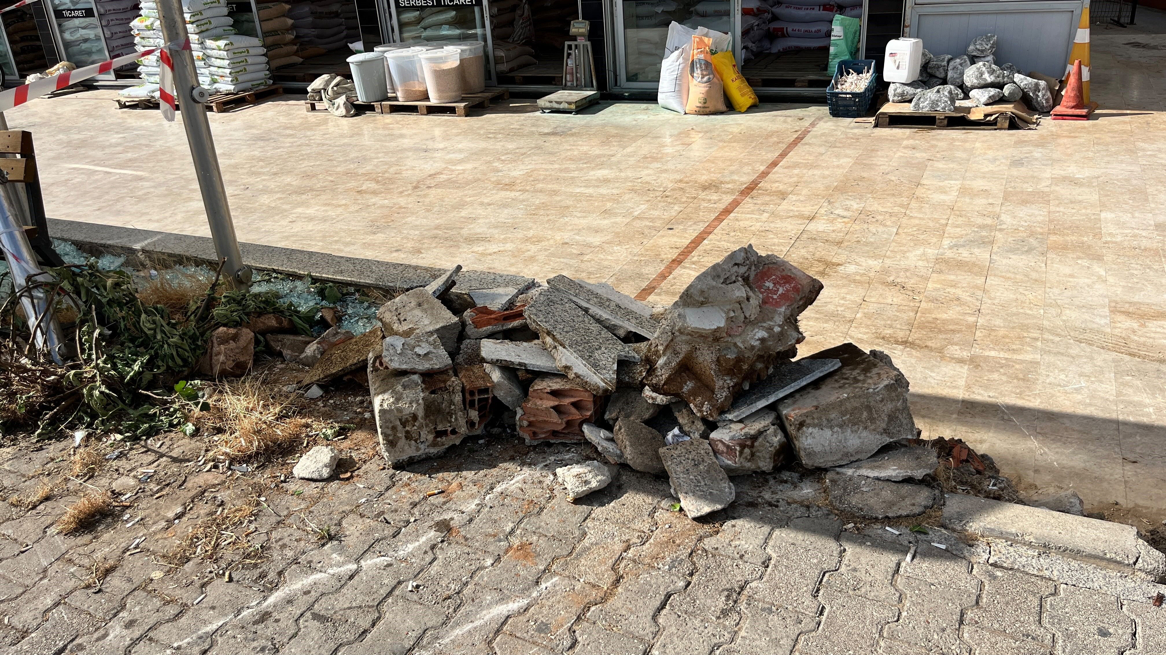 Antalya’da Ilginç Kaza! Parçalanan Otomobilin Direksiyonundan Yürüyerek Indi (4)