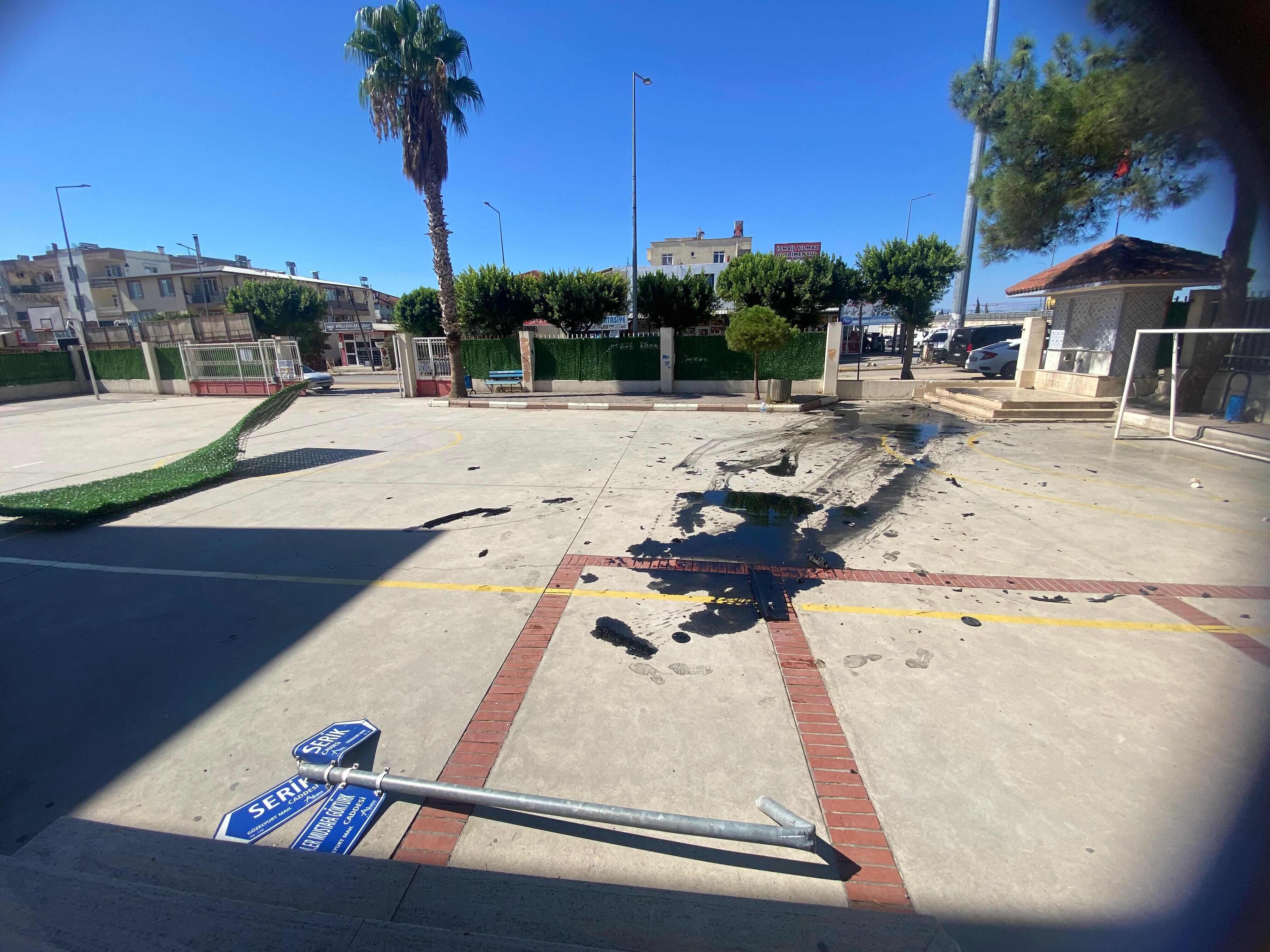 Antalya’da Korkutan Kaza! Araç Okulun Bahçesine Sürüklendi (1)