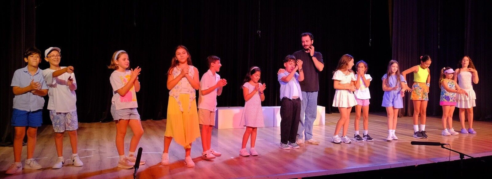 Antalya’da Minik Sanatçıların Sahne Performansı Ayakta Alkışlandı (1)