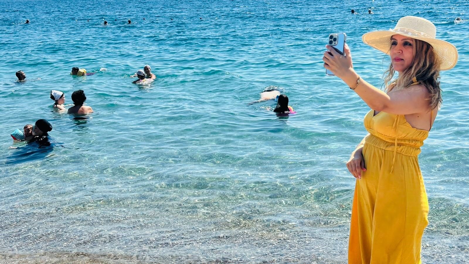 Antalya’da Okul Öncesi Sahil Yoğunluğu! Aileler Denize Akın Etti (2)