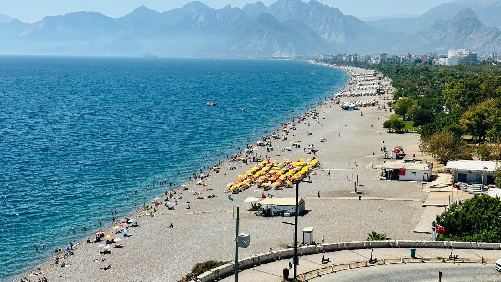 Antalya’da Okul Öncesi Sahil Yoğunluğu! Aileler Denize Akın Etti (3)