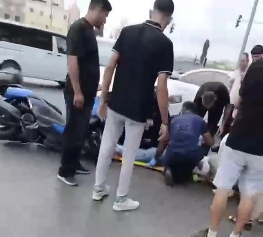 Antalya’da Örnek Davranış! Süpürgeyi Bırakıp Ambulansa Yol Açtı (1)