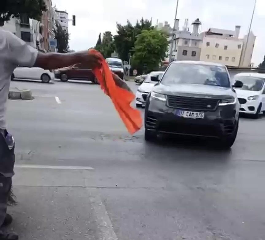Antalya’da Örnek Davranış! Süpürgeyi Bırakıp Ambulansa Yol Açtı (2)