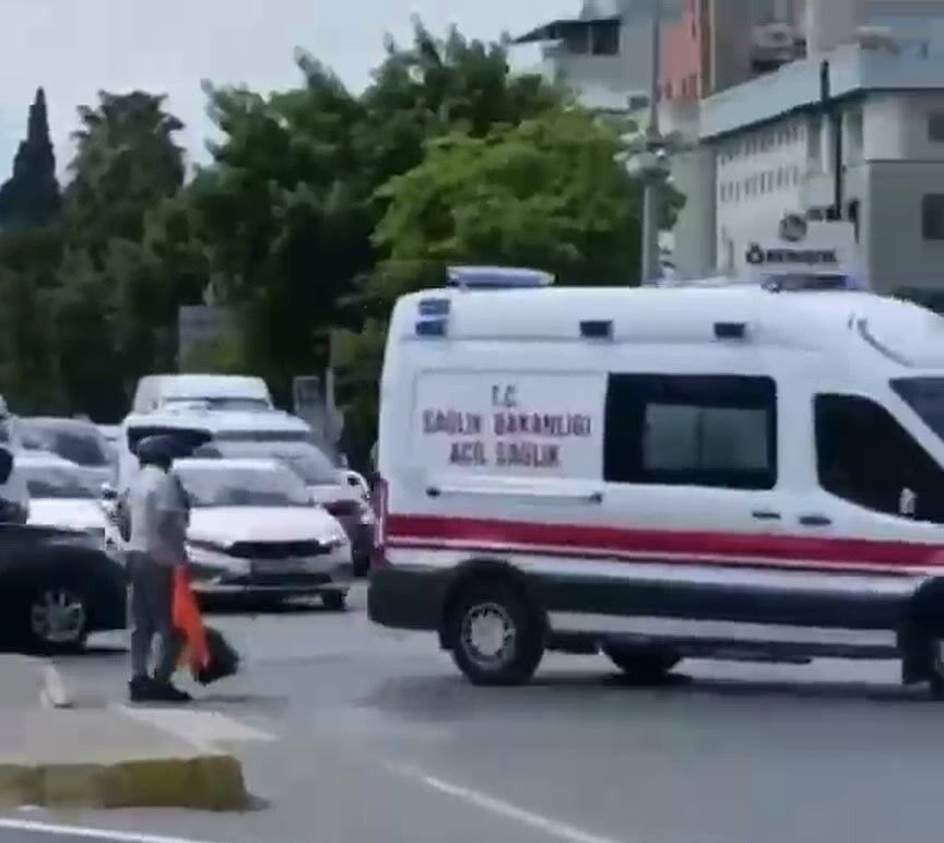 Antalya’da Örnek Davranış! Süpürgeyi Bırakıp Ambulansa Yol Açtı (6)