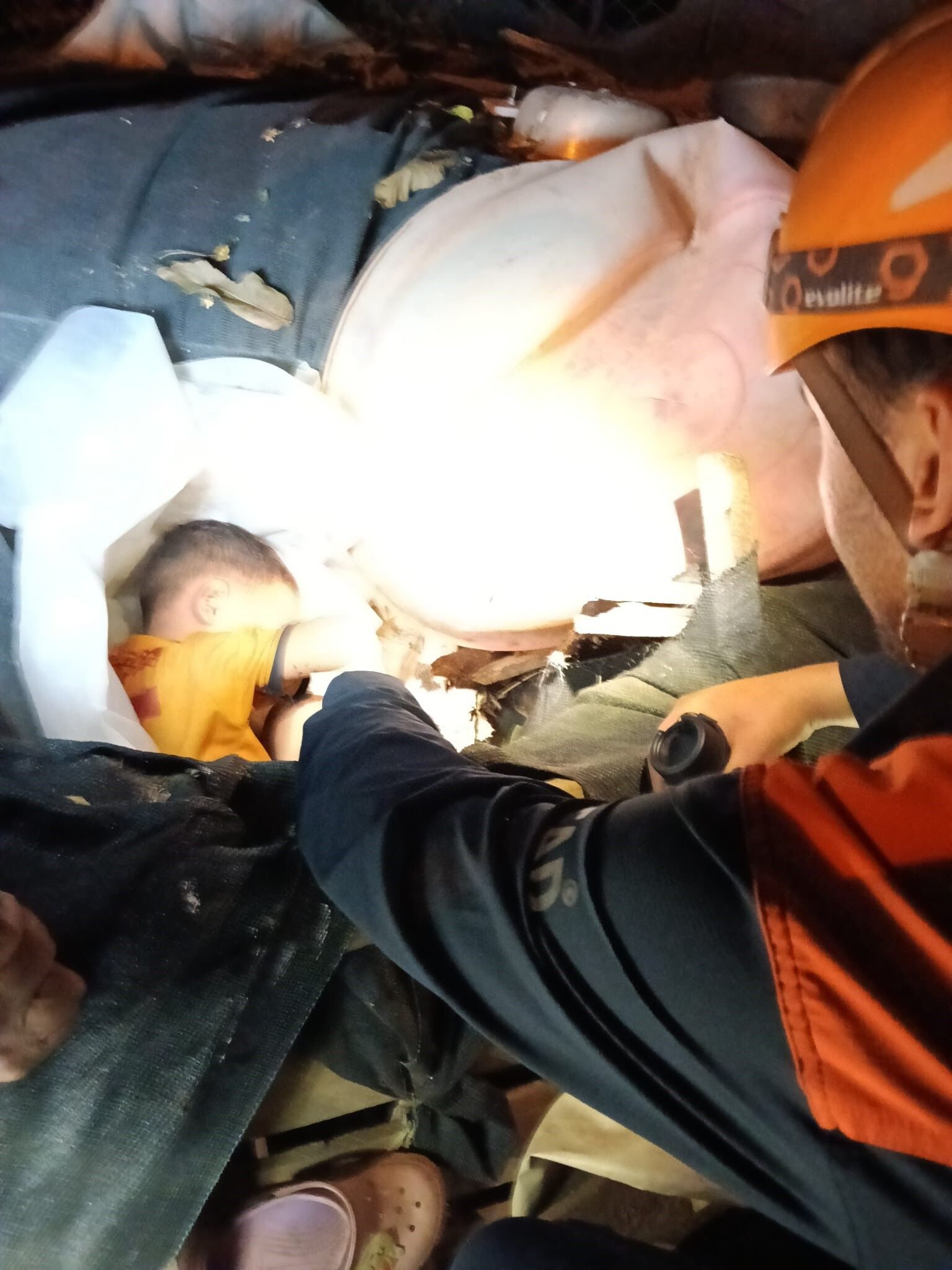 Antalya'da Ortadan Kaybolan Çocuk Bahçesinde Uyurken Bulundu (6)