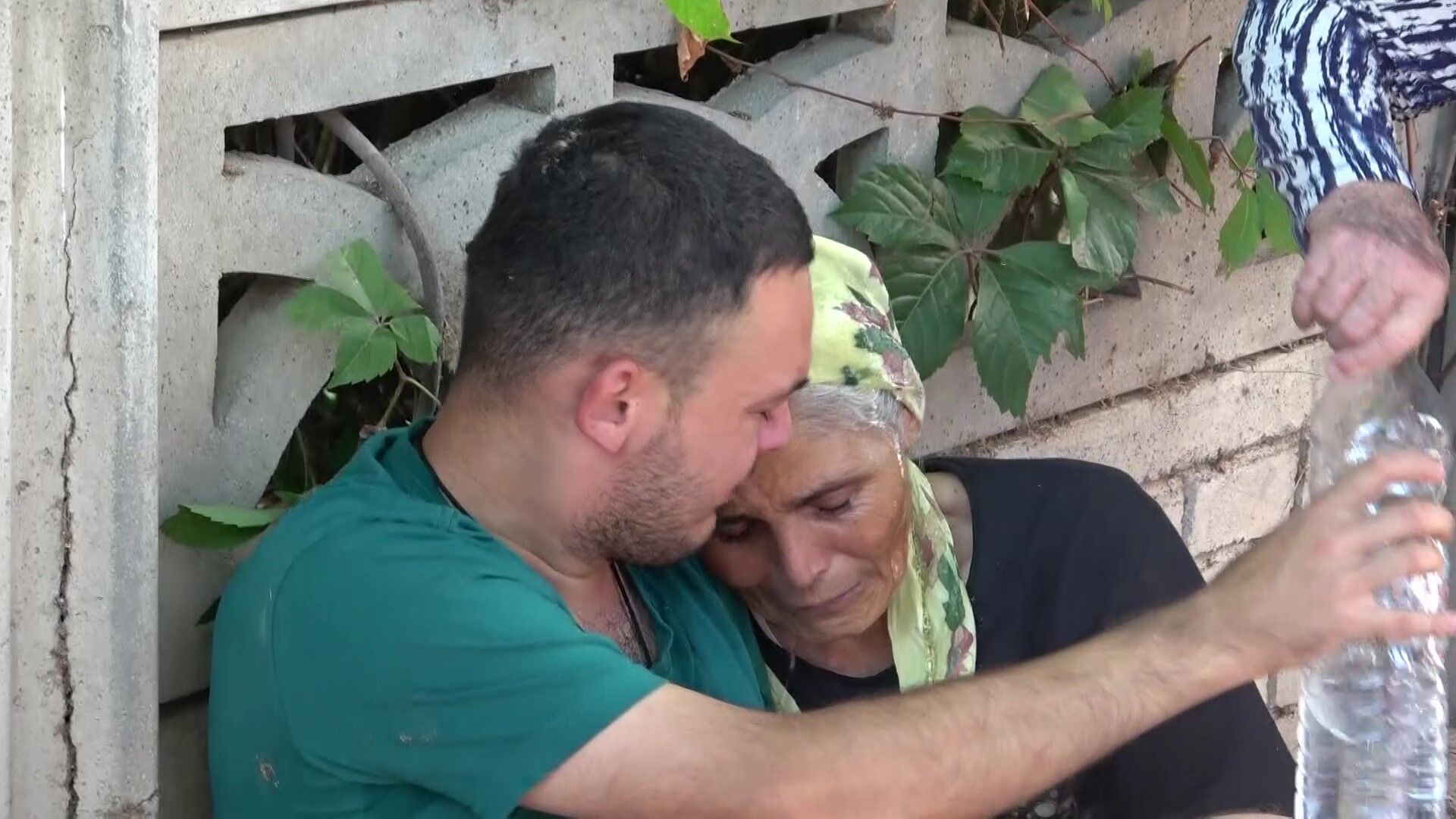 Antalya’da Yangın Sonrası Yürek Yakan Görüntü! Anne Oğluna Sarılıp Ağladı (10)