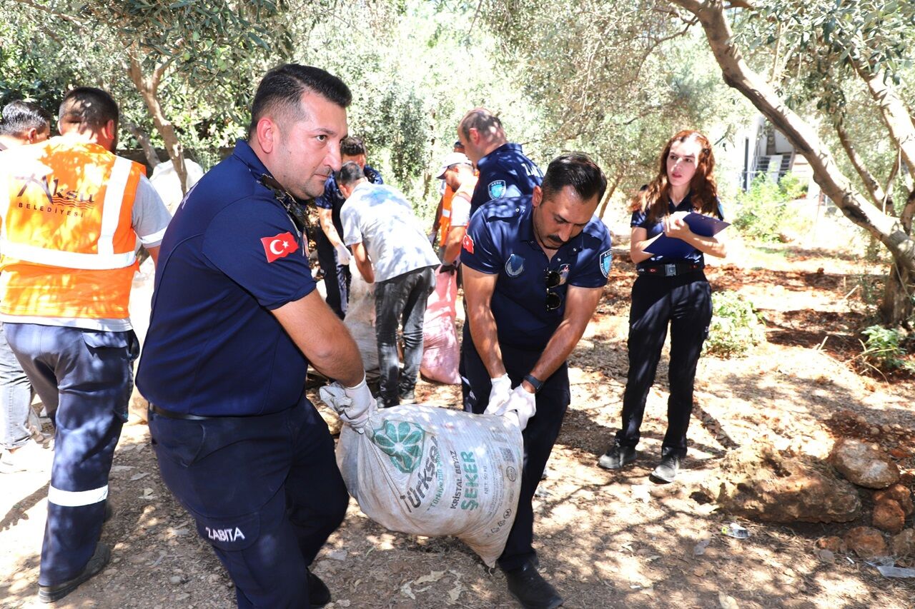 Antalya’da Zabıtalar Yüzlerce Ürüne El Koydu (7)