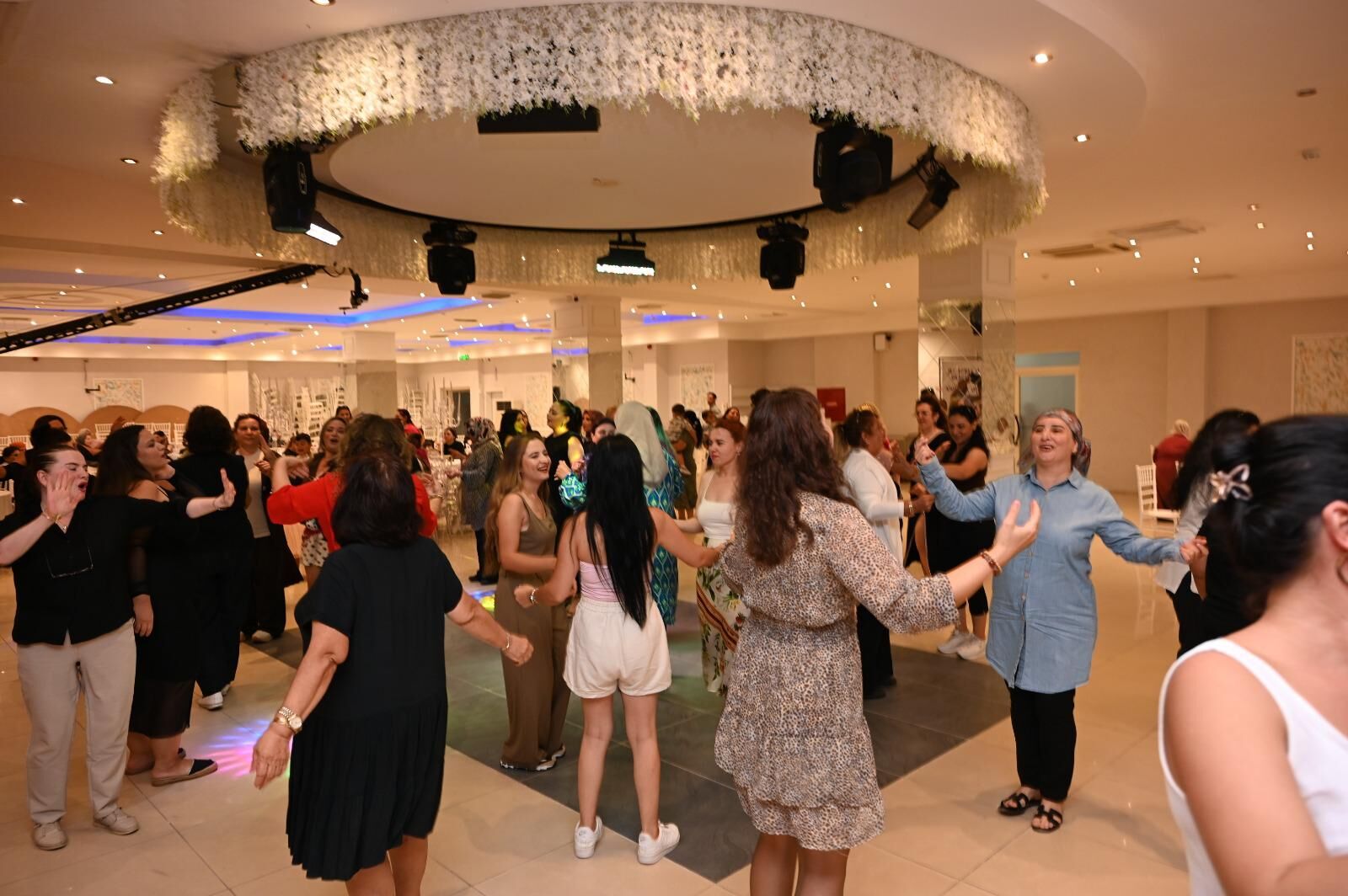 Antalya’daki Kadınlar Bu Noktada Huzur Buluyor (1)