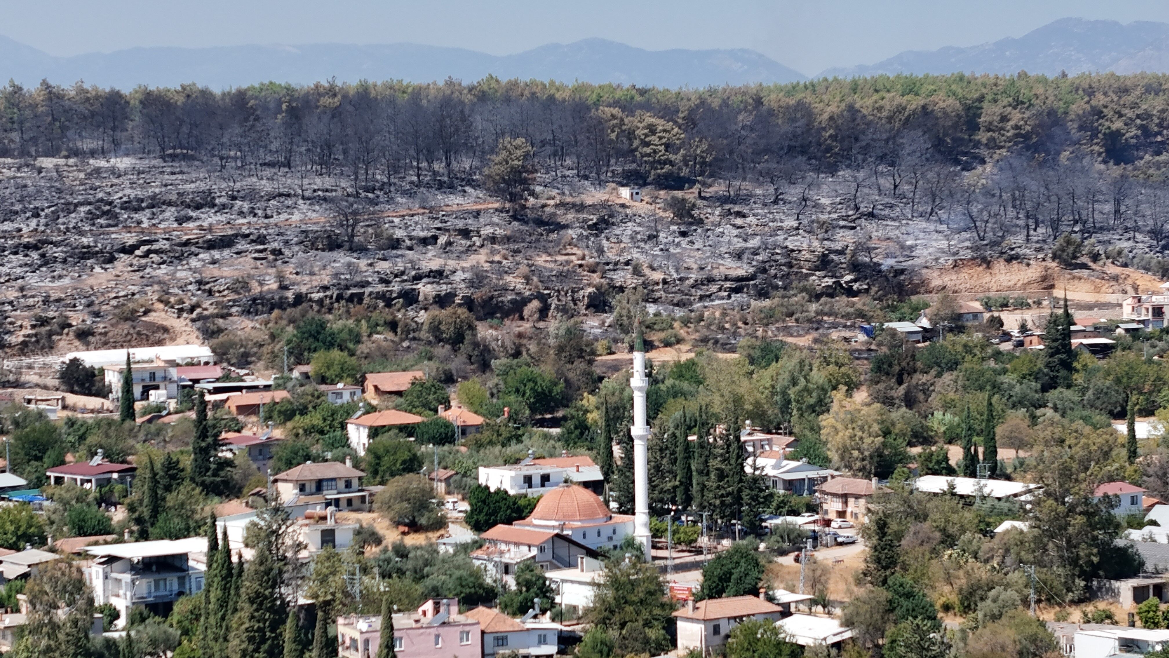 Antalya’daki Yangında Enerji Düşürüldü! Soğutma Çalışmaları Sürüyor (11)