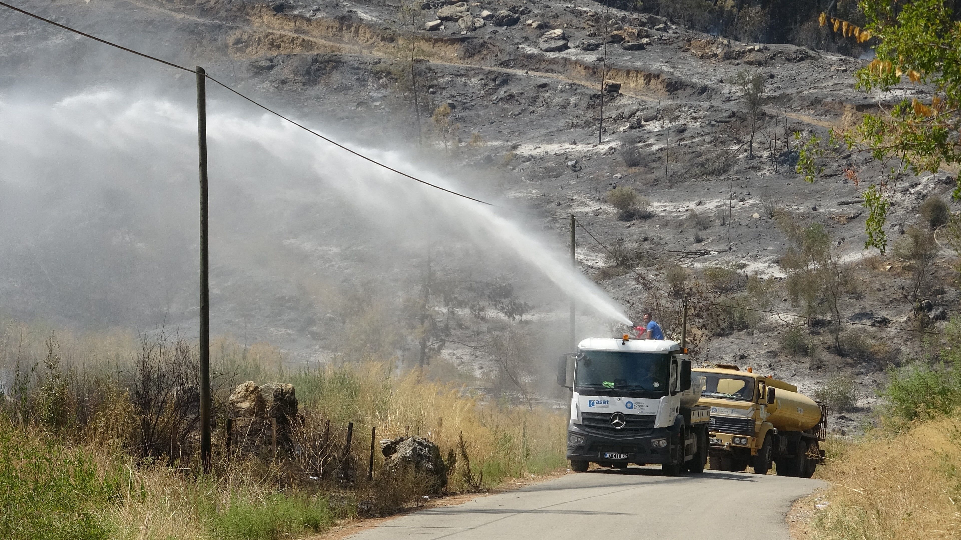 Antalya’daki Yangında Enerji Düşürüldü! Soğutma Çalışmaları Sürüyor (9)