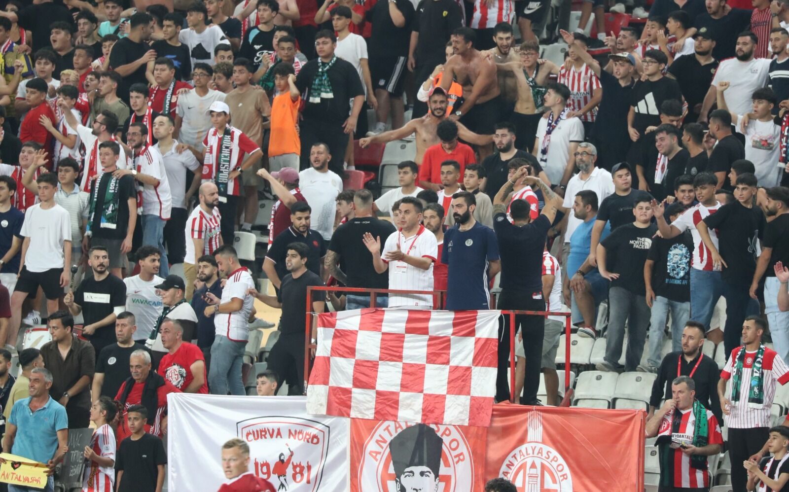 Antalyaspor Taraftarı, Stadın Yüzde 10’Unu Dolduramadı (3)