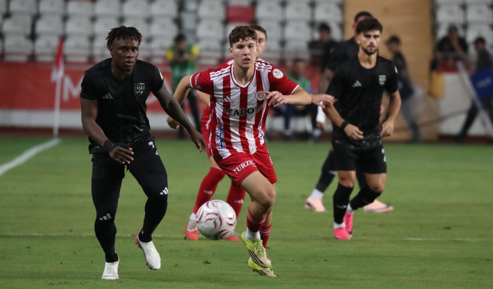İşte Antalyaspor’un 8 Haftalık Raporu! 3 Teknik Adam, 26 Futbolcu Görev Yaptı (3)