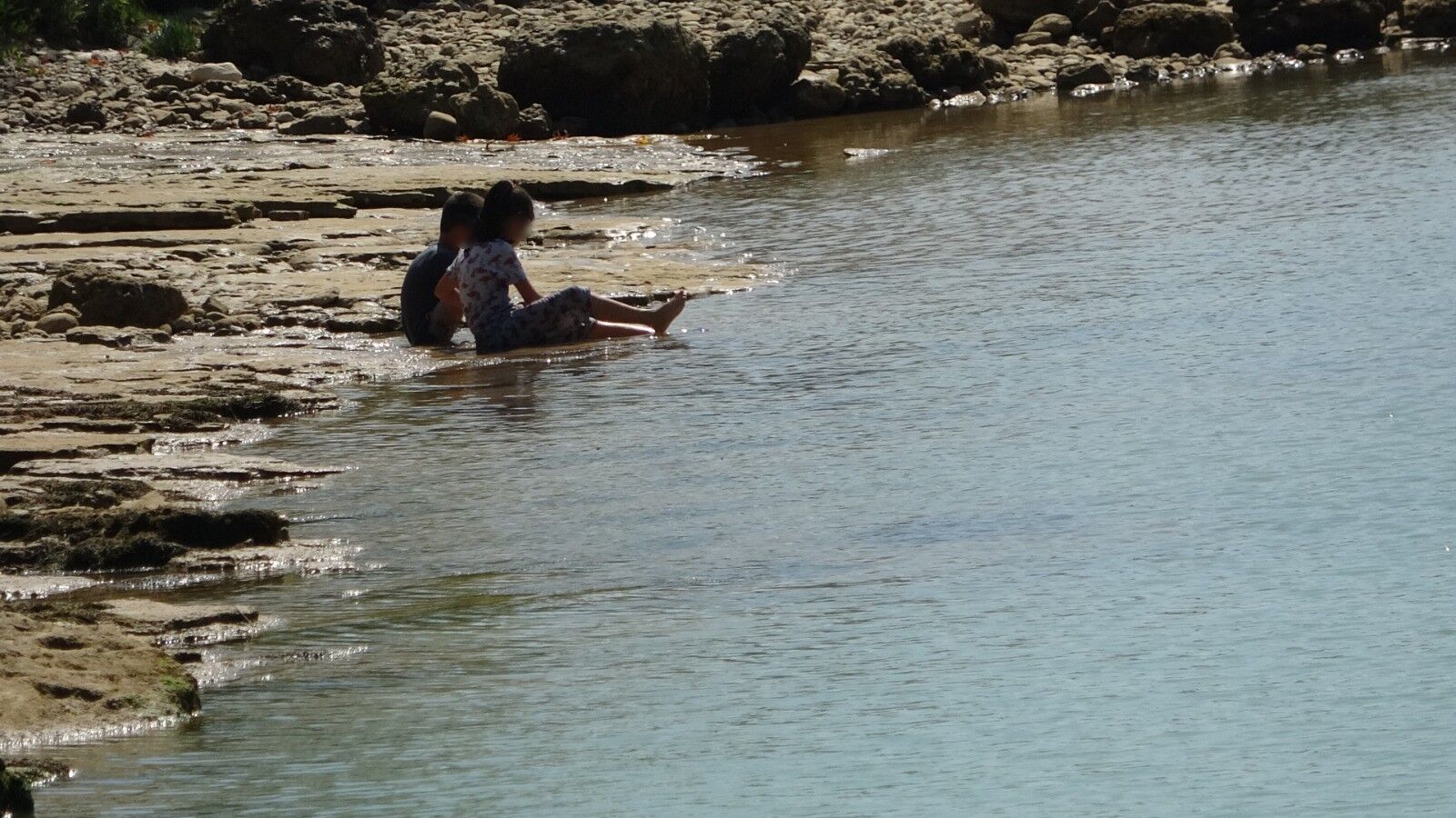 Manavgat’ta Tehlikeli Israr! Uyarılara Rağmen Irmağa Giriyorlar (2)
