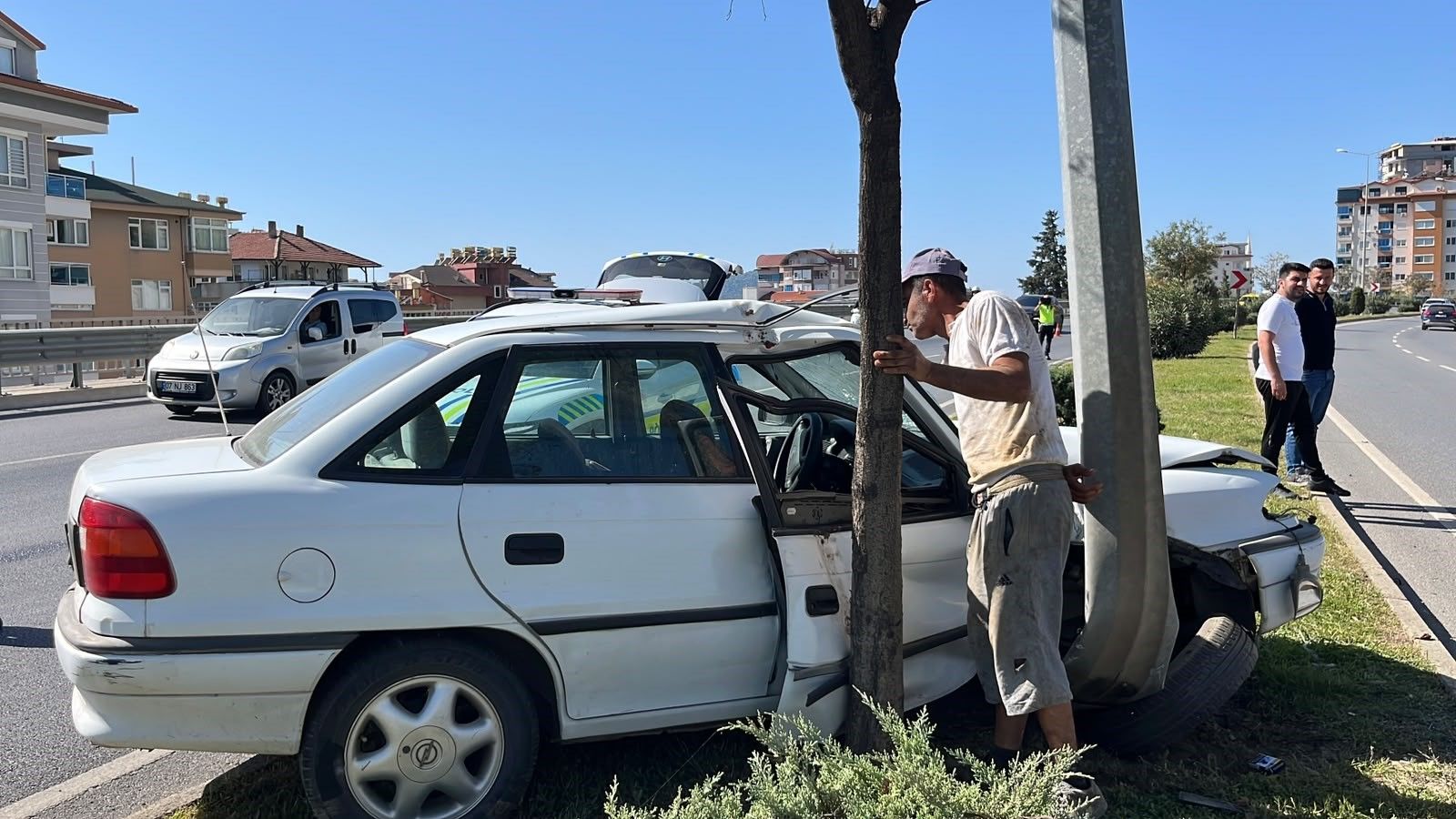 Alanya’da Kazaya Karışan Sürücü Kaçtı! D 400’De Trafik Kilitlendi (1)