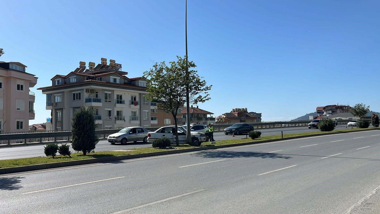 Alanya’da Kazaya Karışan Sürücü Kaçtı! D 400’De Trafik Kilitlendi (4)