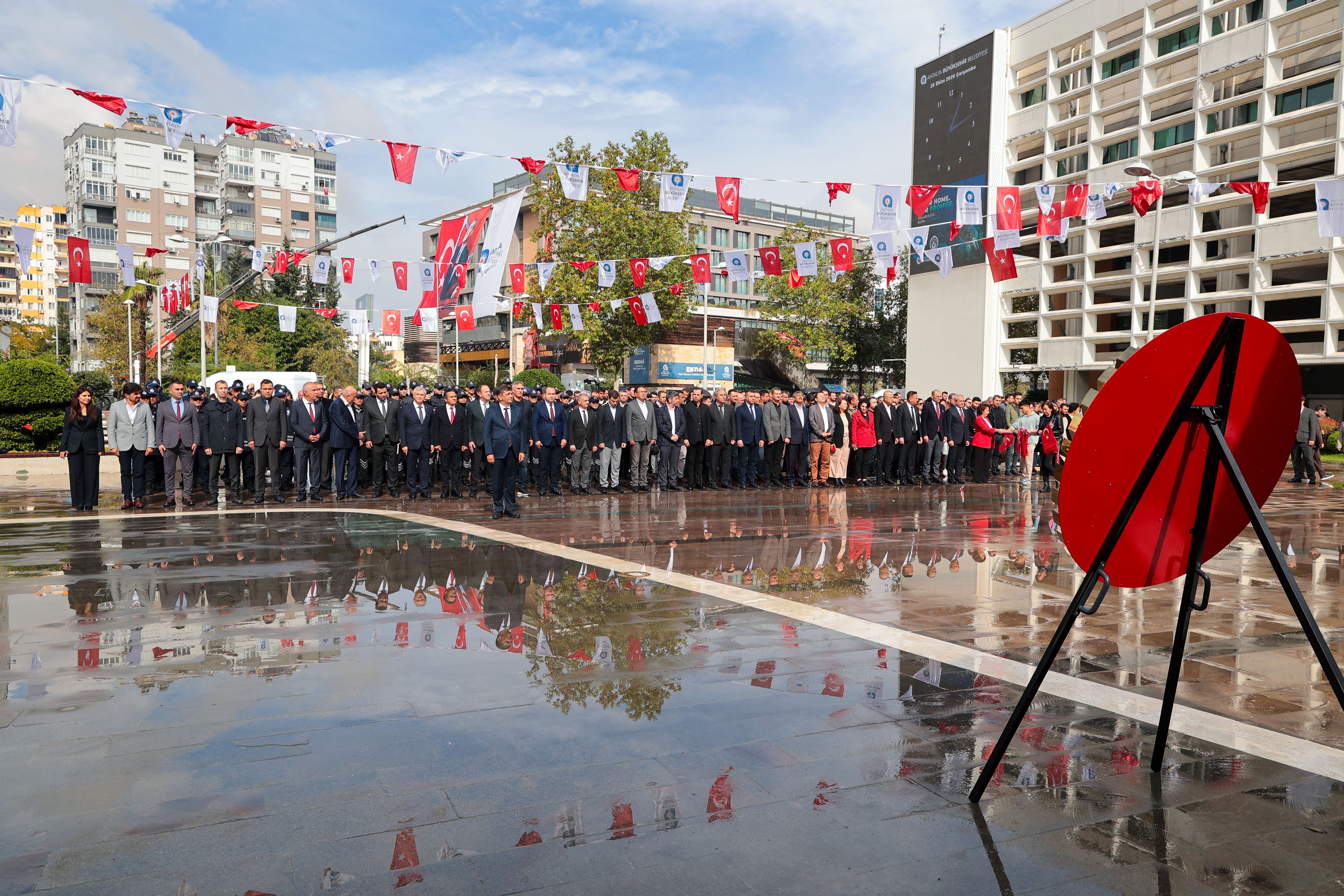 Antalya Büyükşehir’de Cumhuriyet Coşkusu Çelenkle Taçlandı (1)