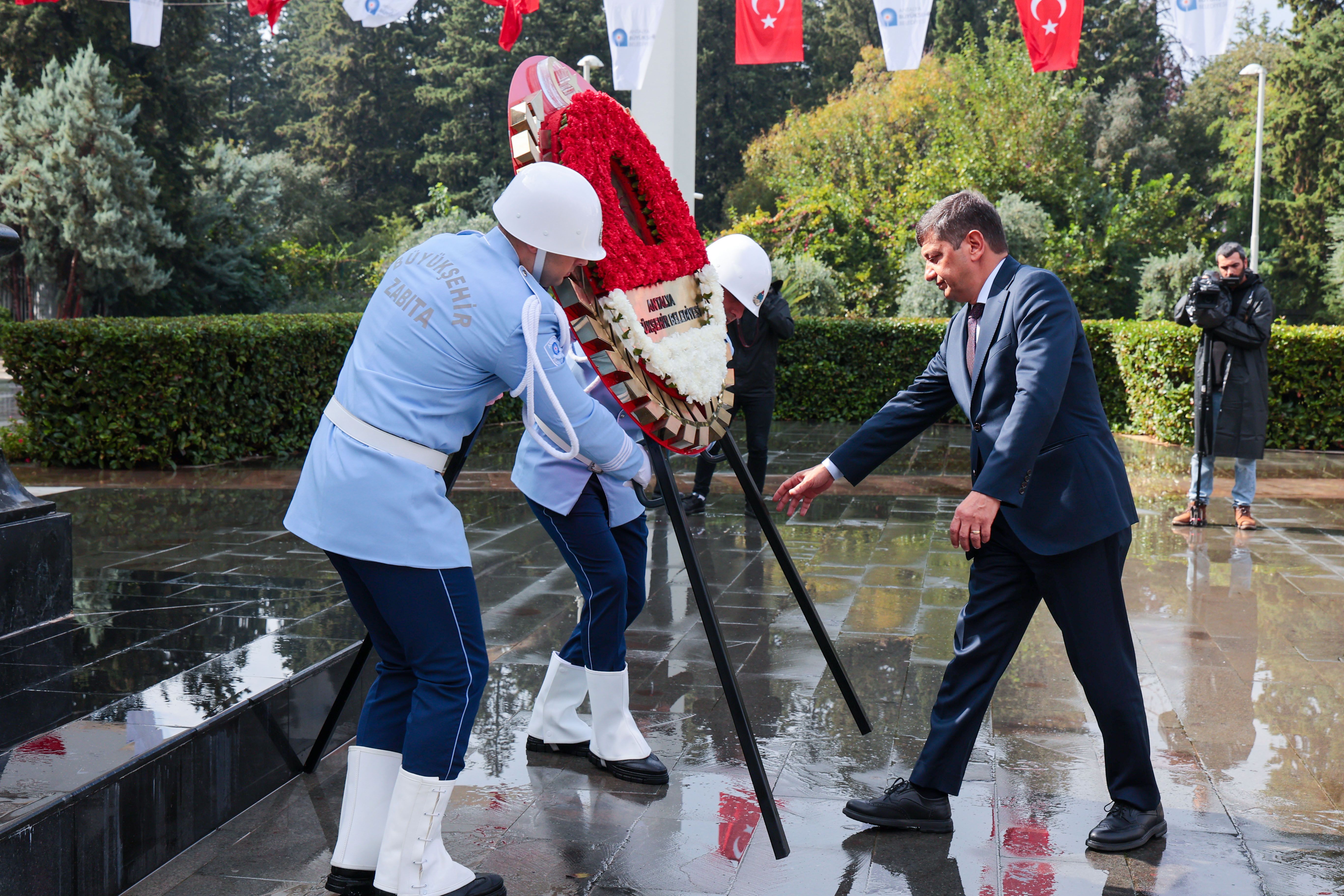 Antalya Büyükşehir’de Cumhuriyet Coşkusu Çelenkle Taçlandı (2)