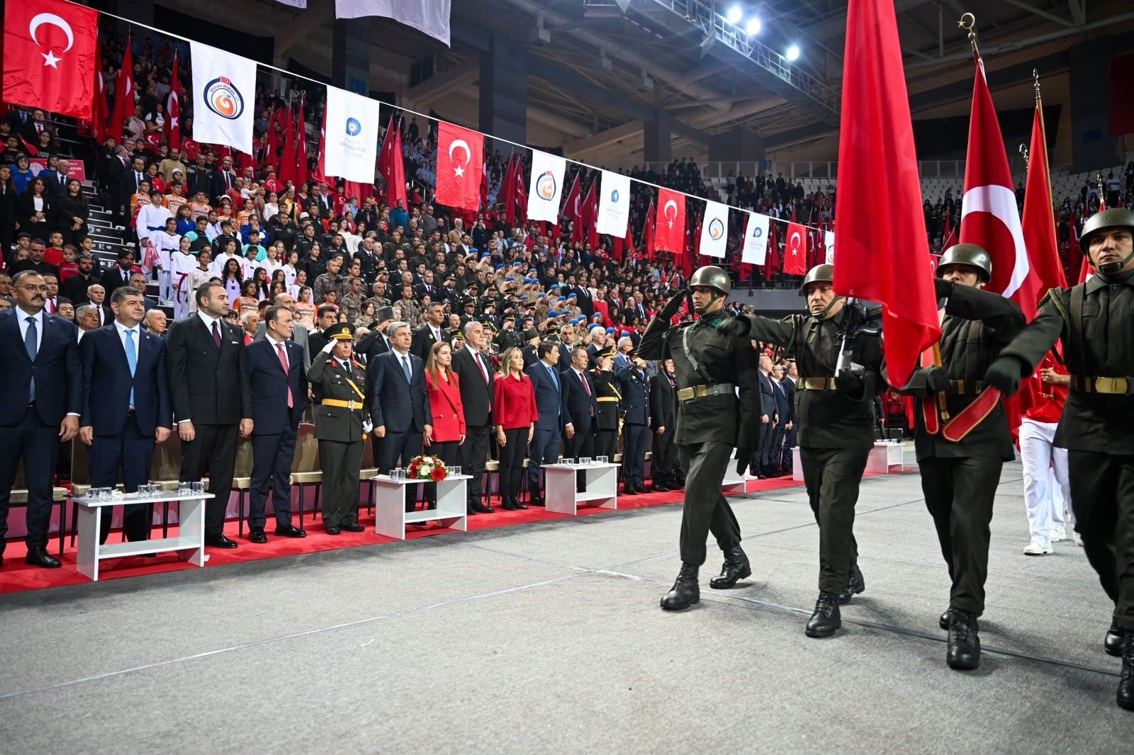 Antalya'da 29 Ekim 10 Bin Kişilik Spor Salonunda Kutlandı (3)