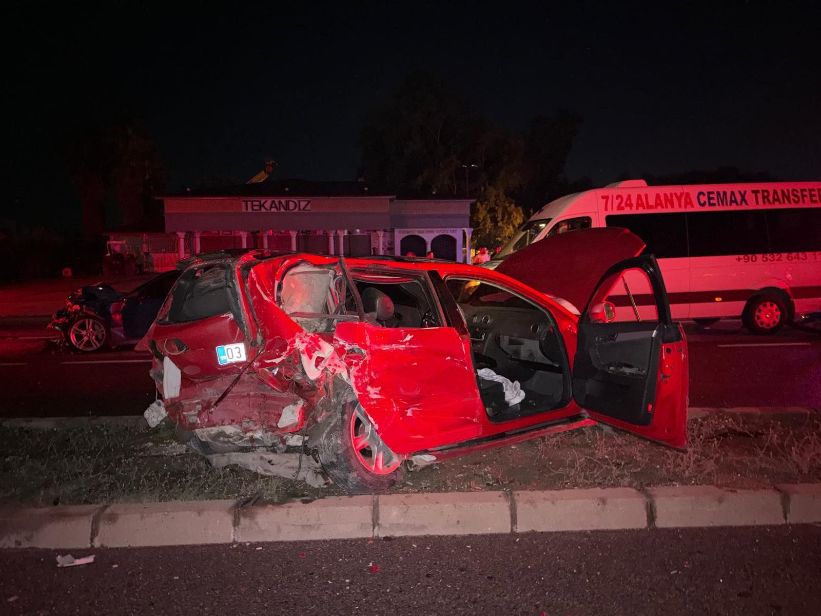 Antalya'da Alkollü Sürücü Ortalığı Savaş Alanına Çevirdi (4)